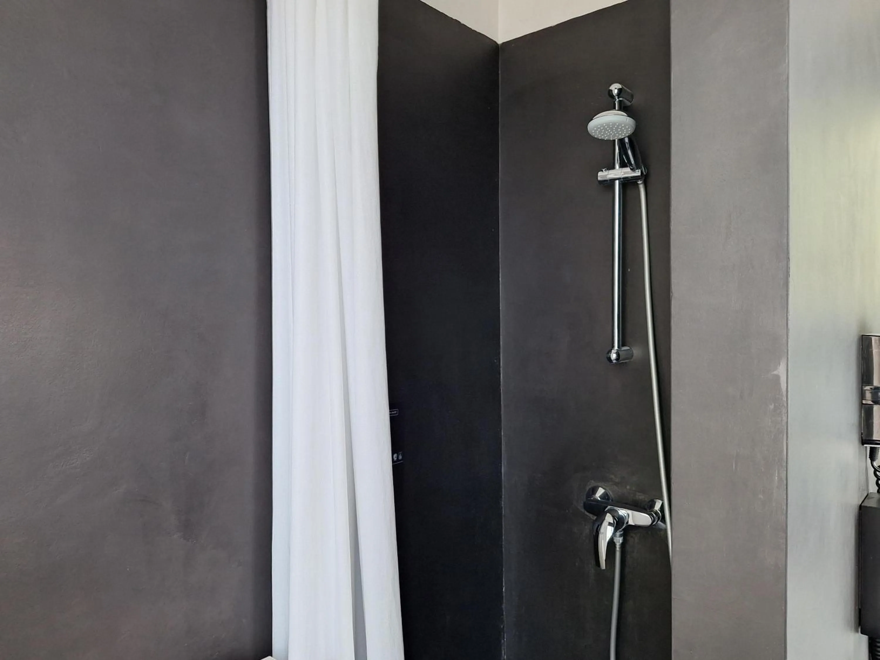 Shower in Hotel St James