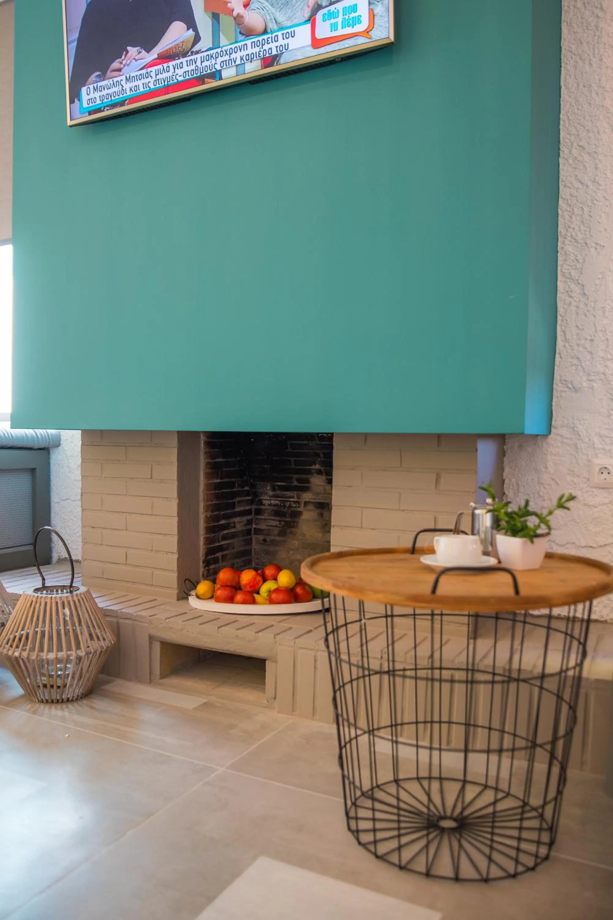 Communal lounge/ TV room in Sunshine Boutique Hotel by Estia