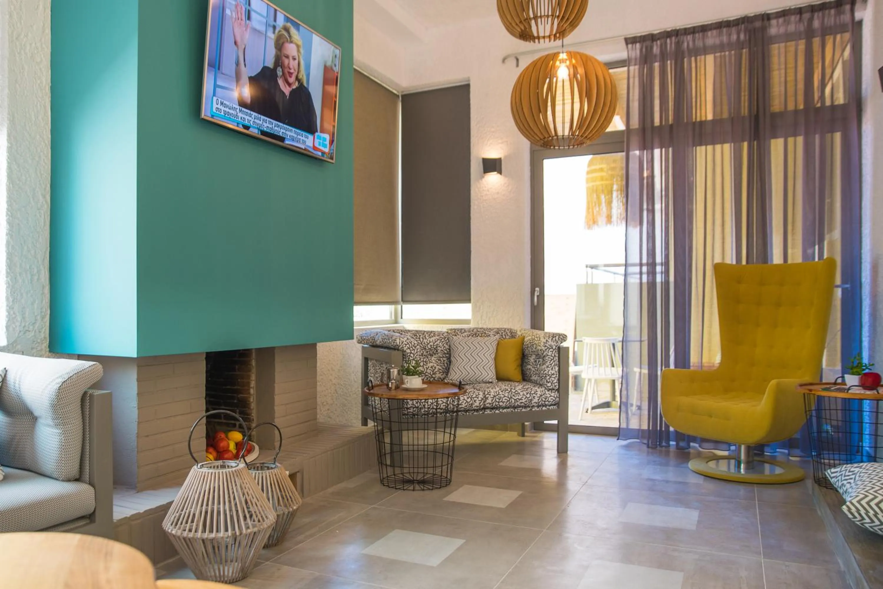 Communal lounge/ TV room in Sunshine Boutique Hotel by Estia