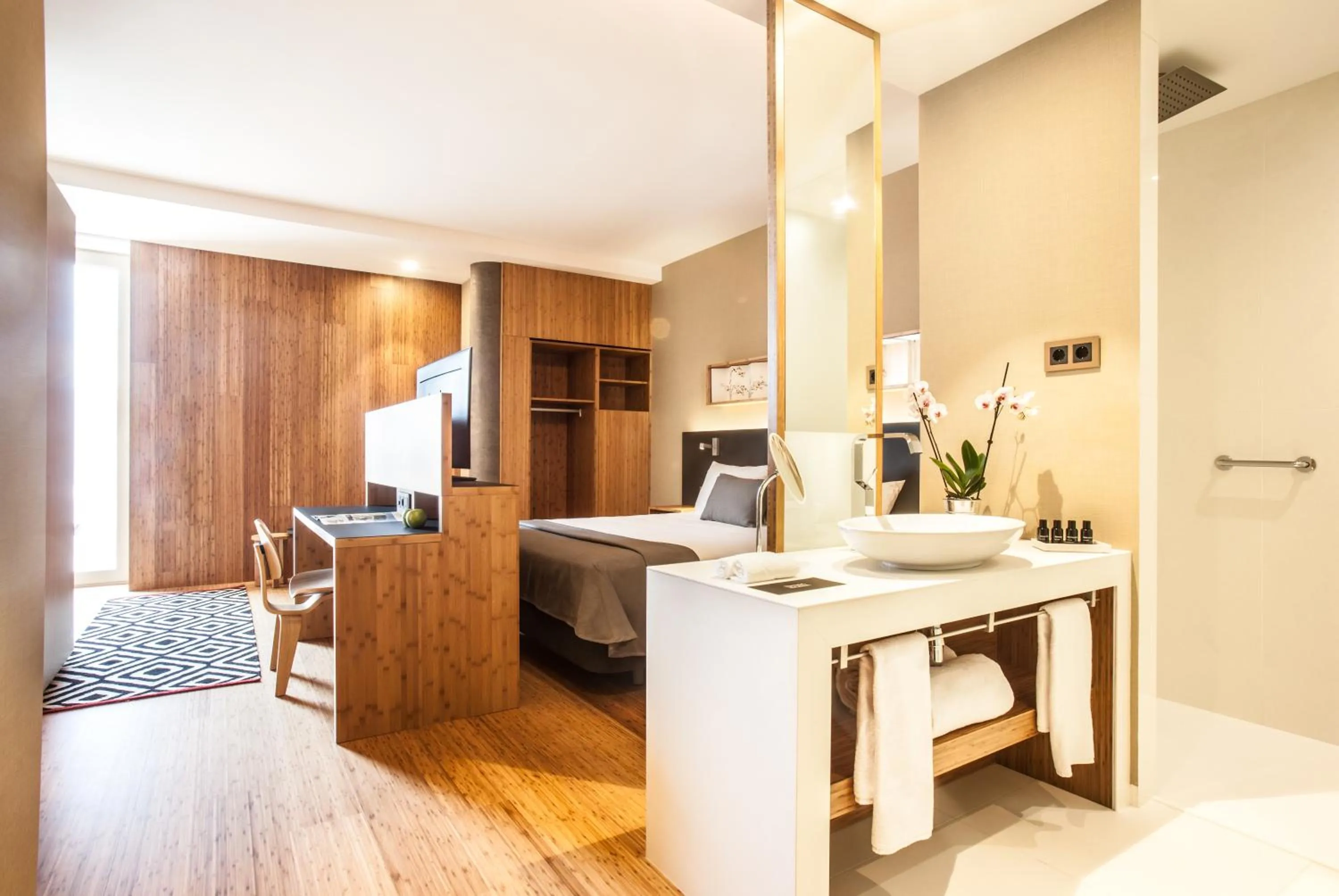 Bathroom, Bed in Ocean Drive Barcelona