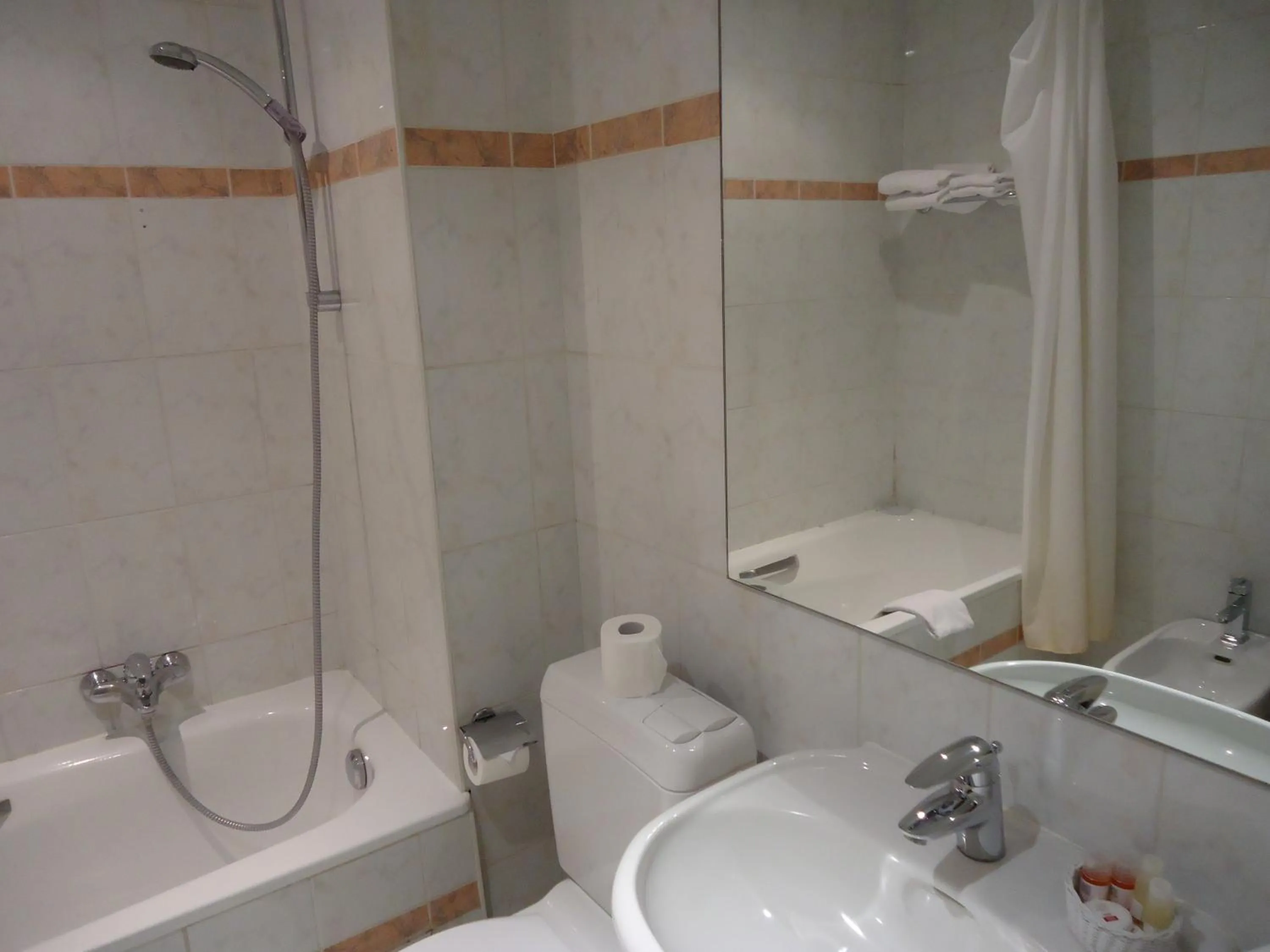 Bathroom in Résidence-Hotel Le Quinze Grand Place Brussels