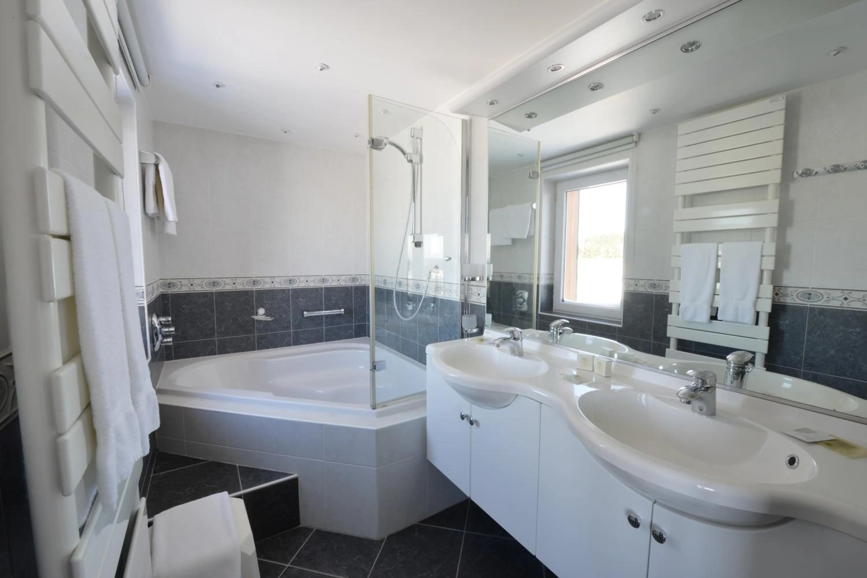 Bathroom in Hotel des Ardennes