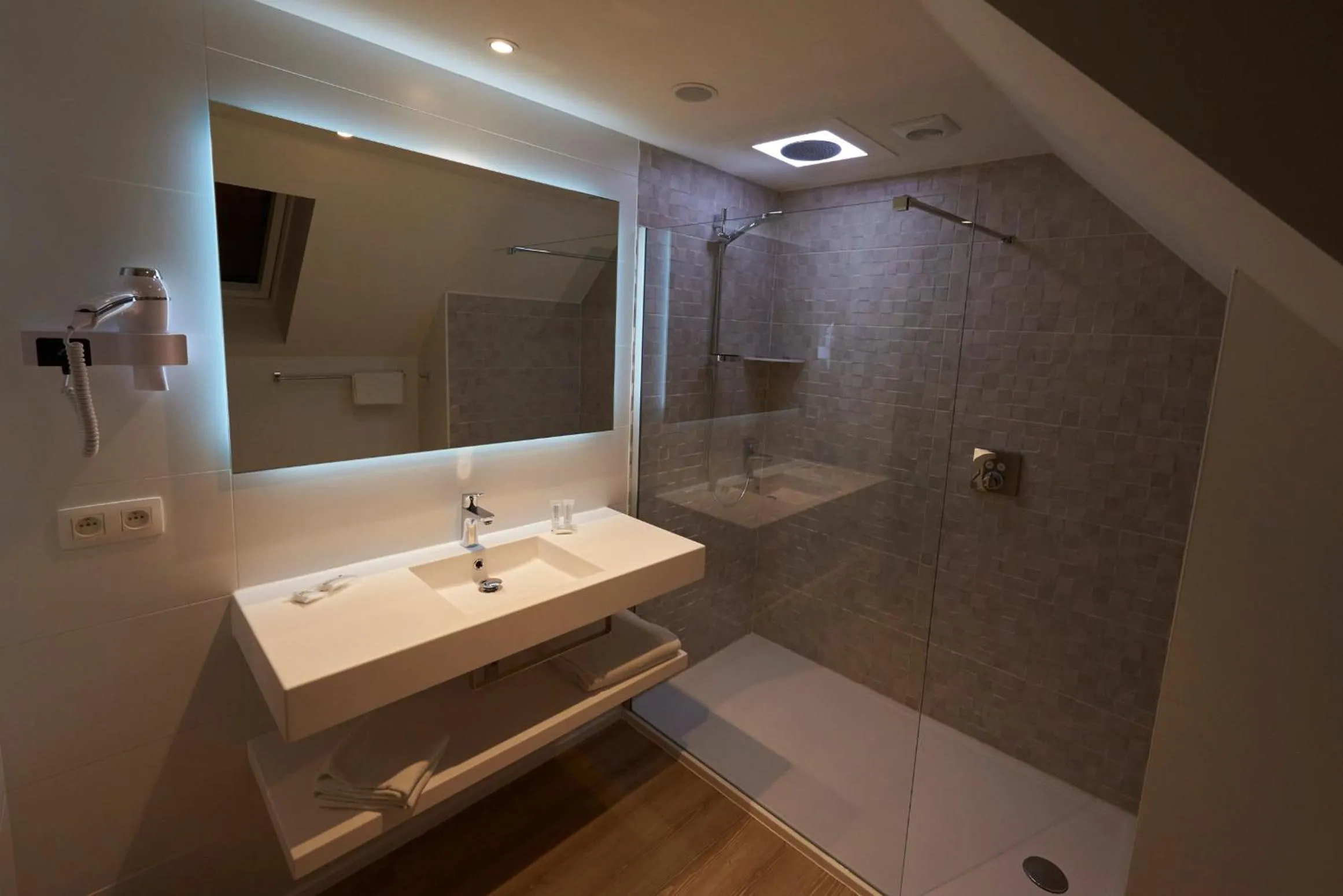 Shower in Hotel La Caleche