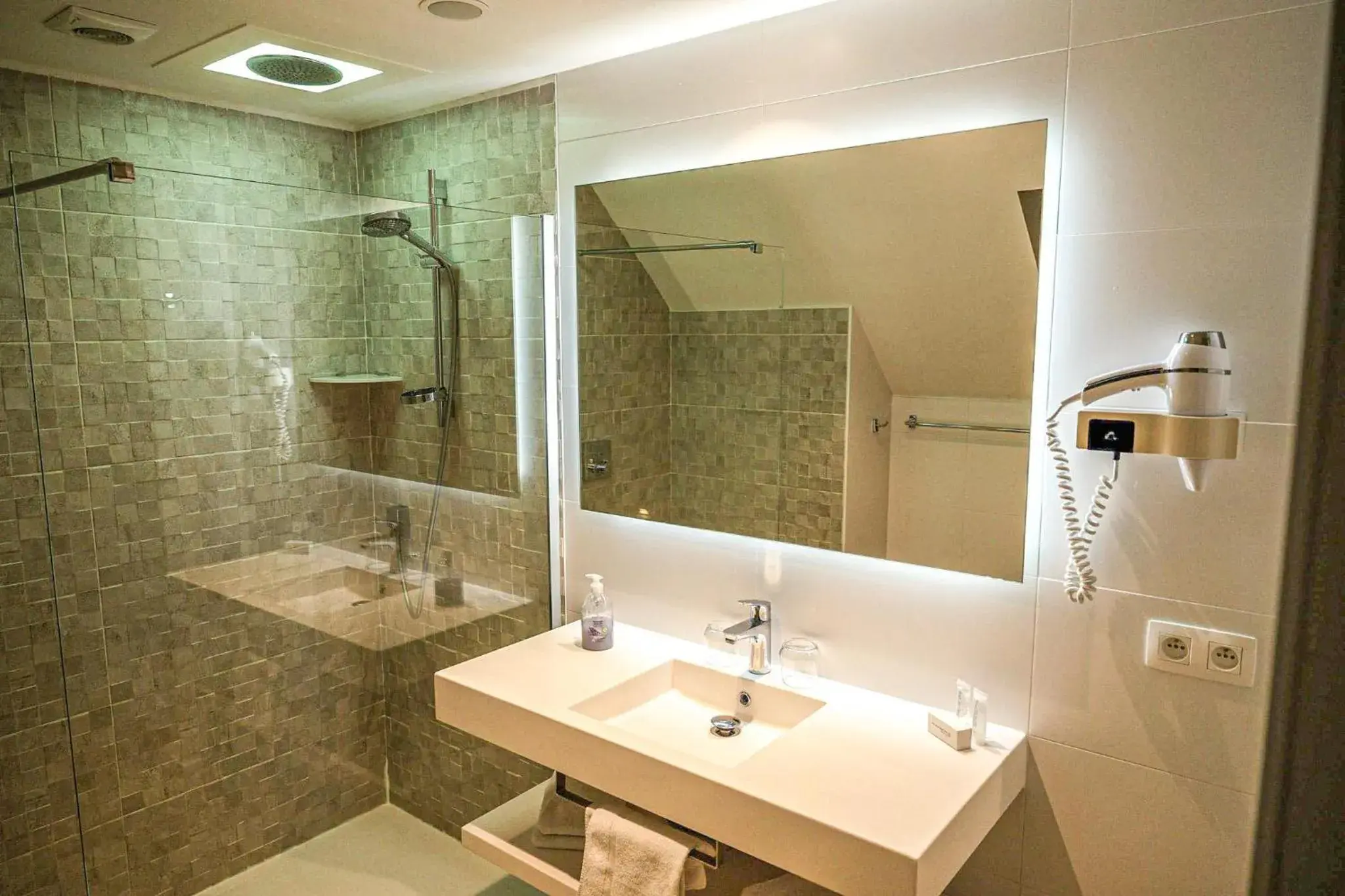 Small Double Room - single occupancy in Hotel La Caleche Small Double Room - single occupancy in Hotel La Caleche