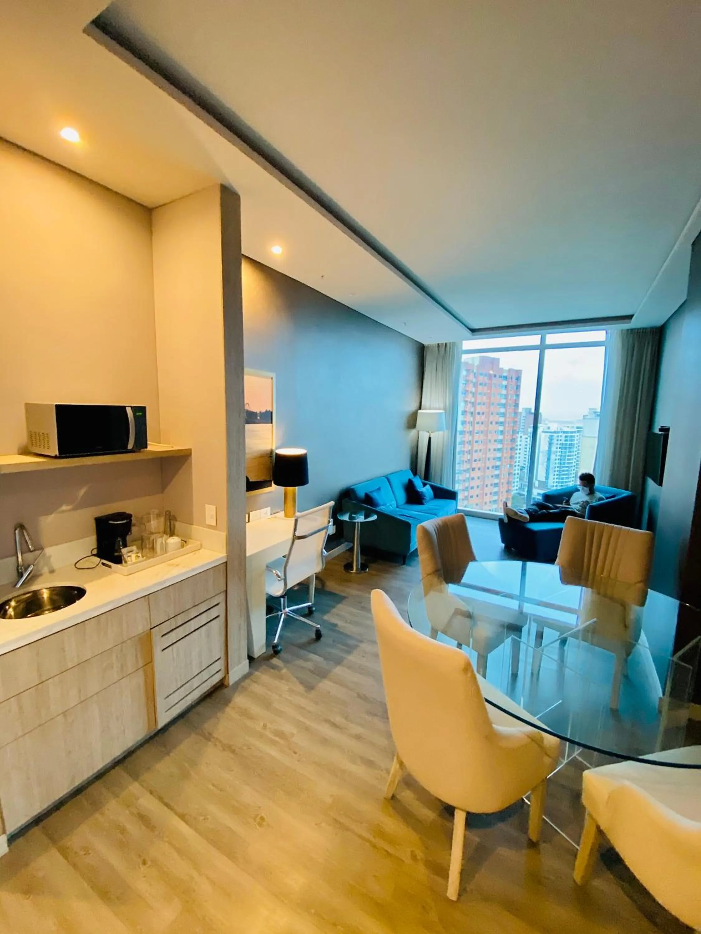 Living room in Crowne Plaza Barranquilla by IHG