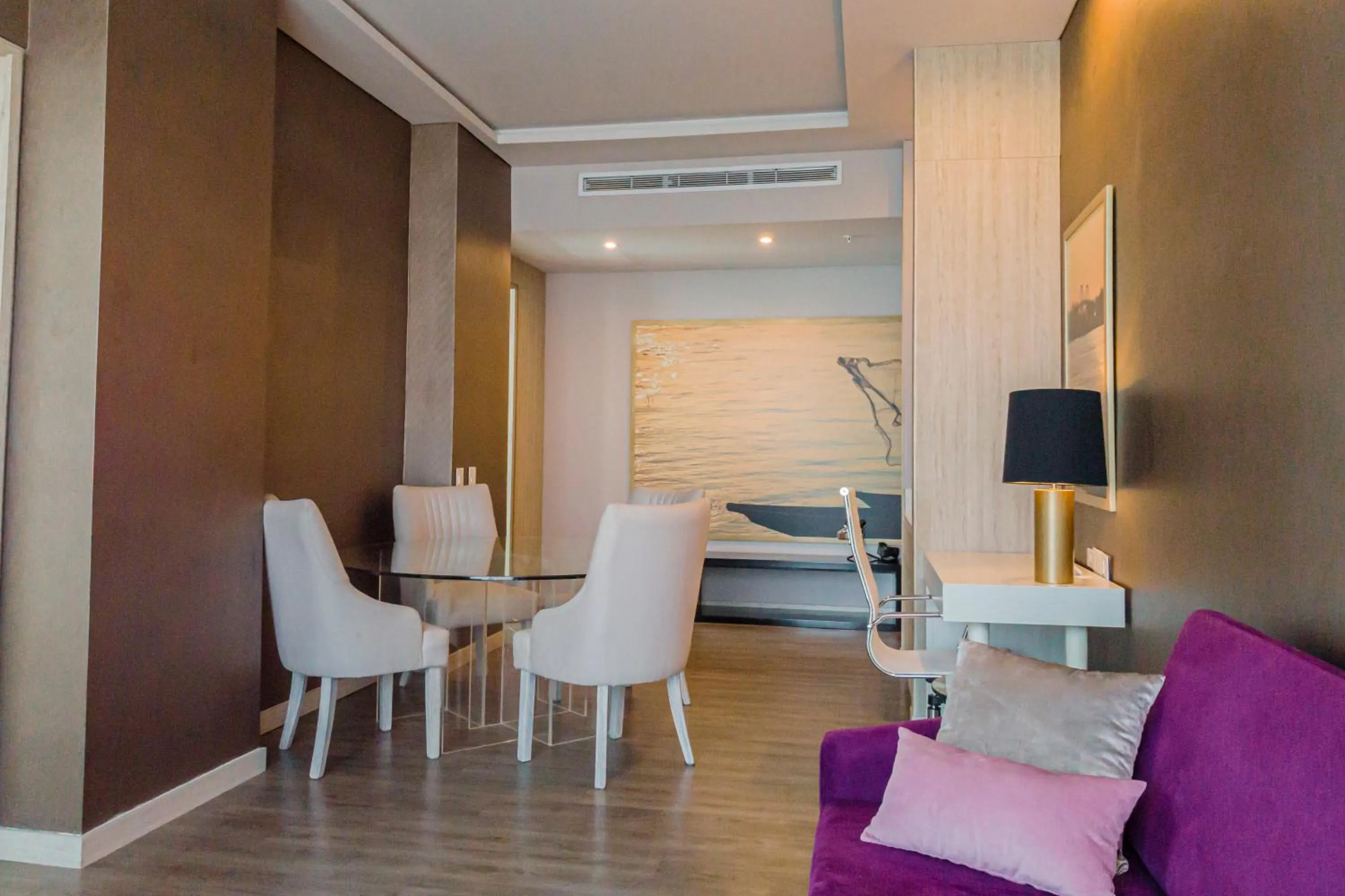 Living room in Crowne Plaza Barranquilla by IHG