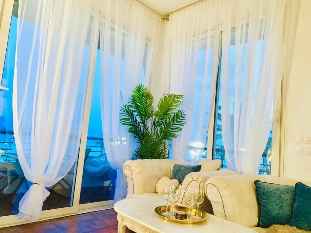 Endless Stunning Mediterranean Sea Views Promenade Des Anglais