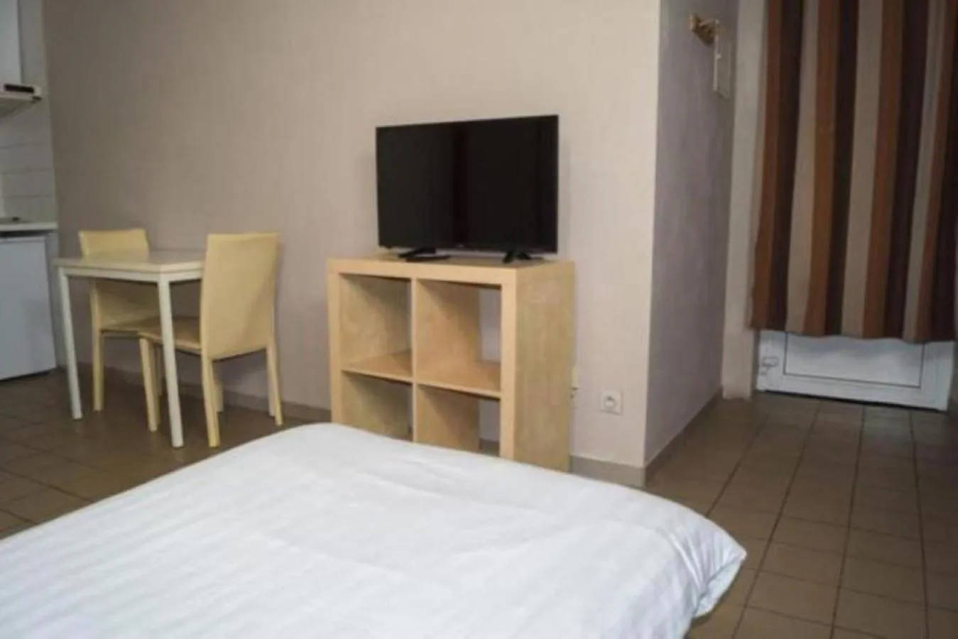 TV and multimedia, Bed in Condo Gardens Leuven