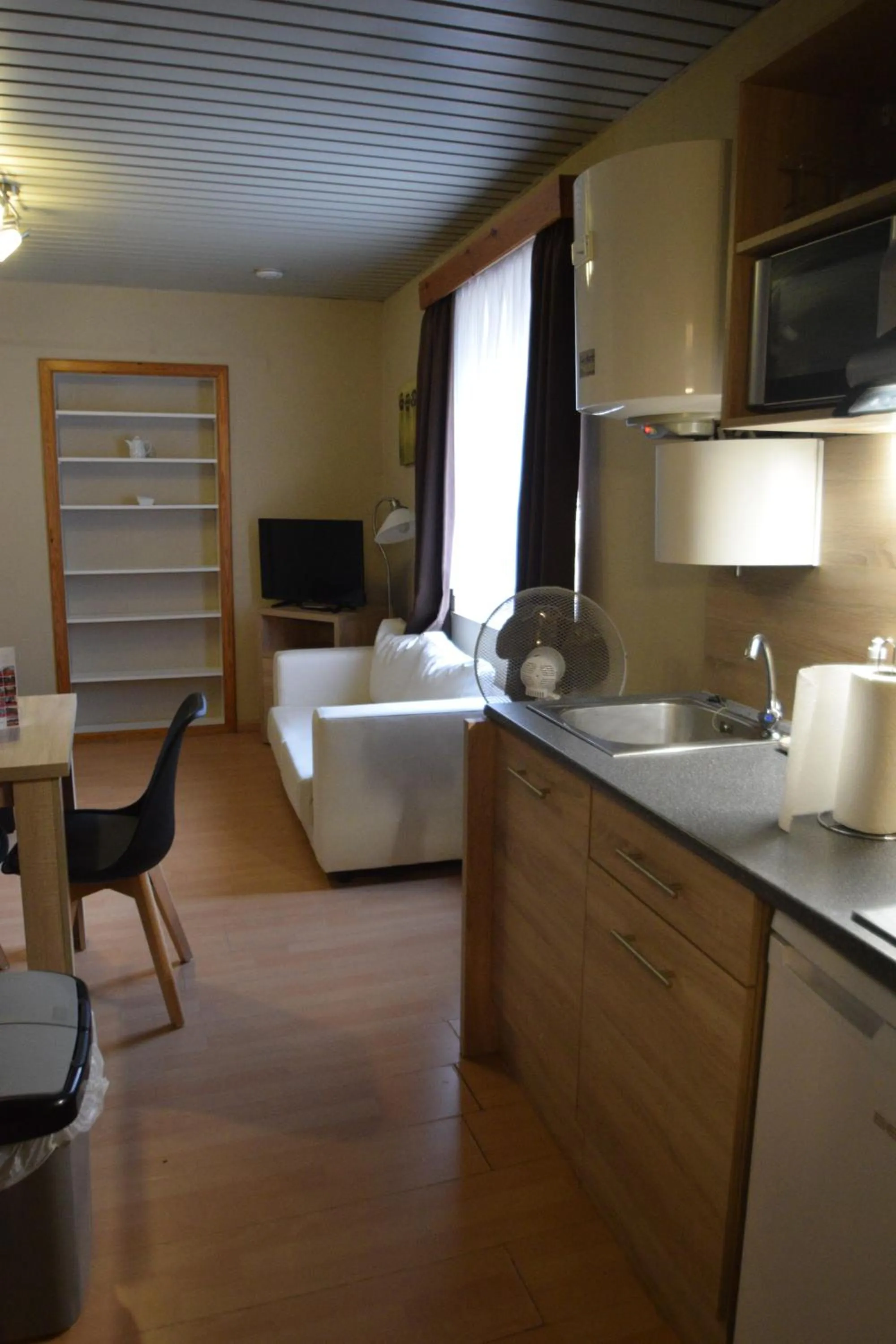 Kitchen or kitchenette, Bed in Condo Gardens Leuven