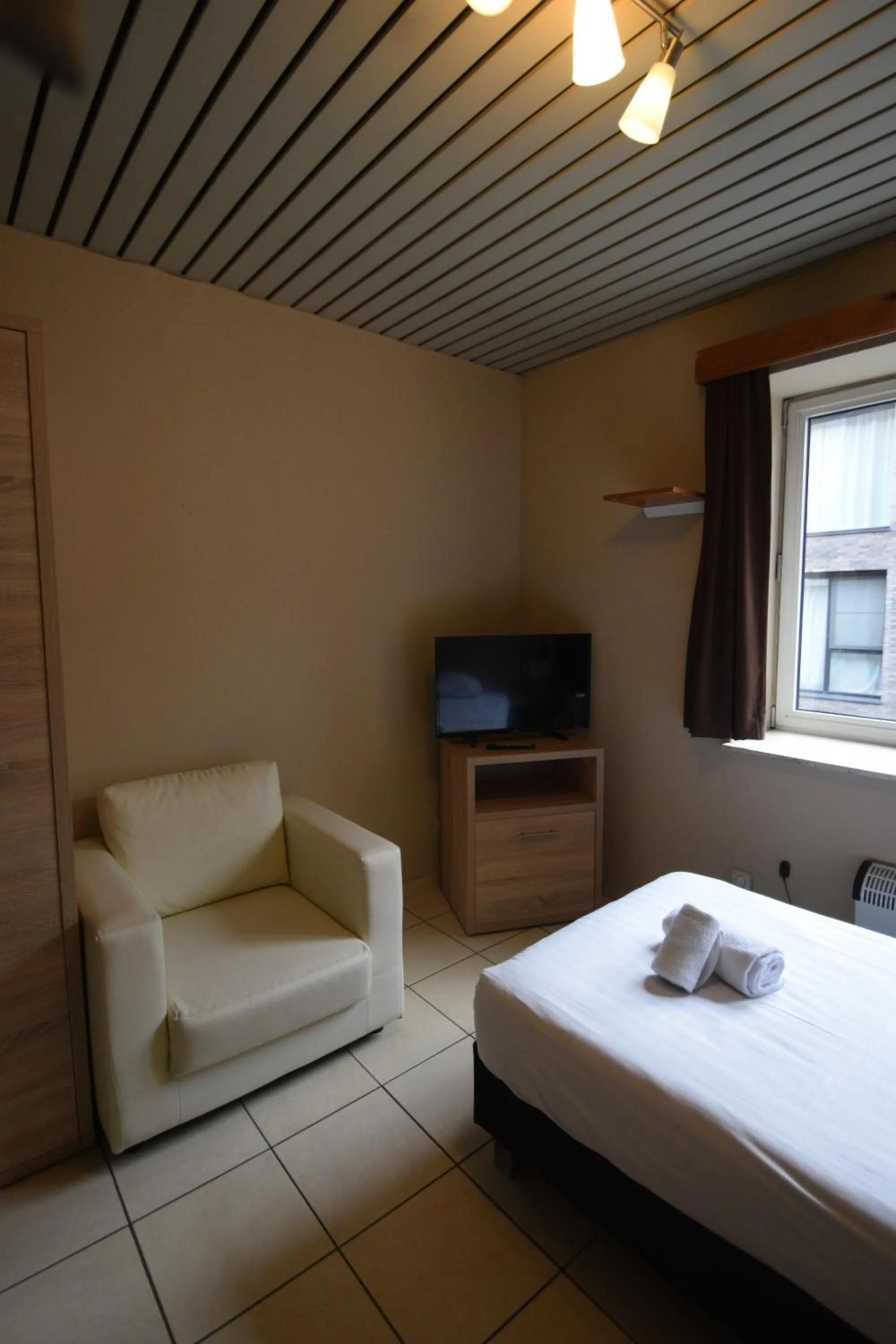 Seating area, Bed in Condo Gardens Leuven