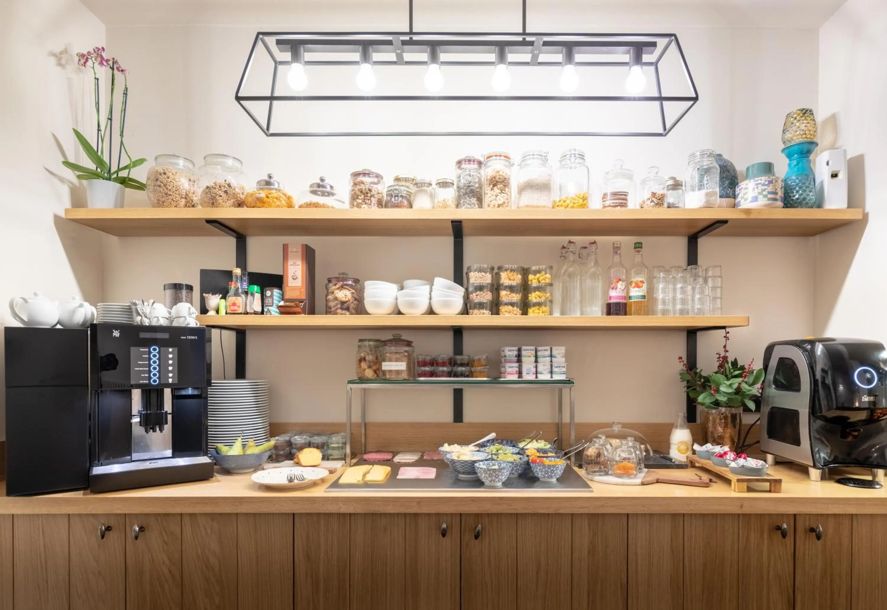 Buffet breakfast in Hotel Carlton