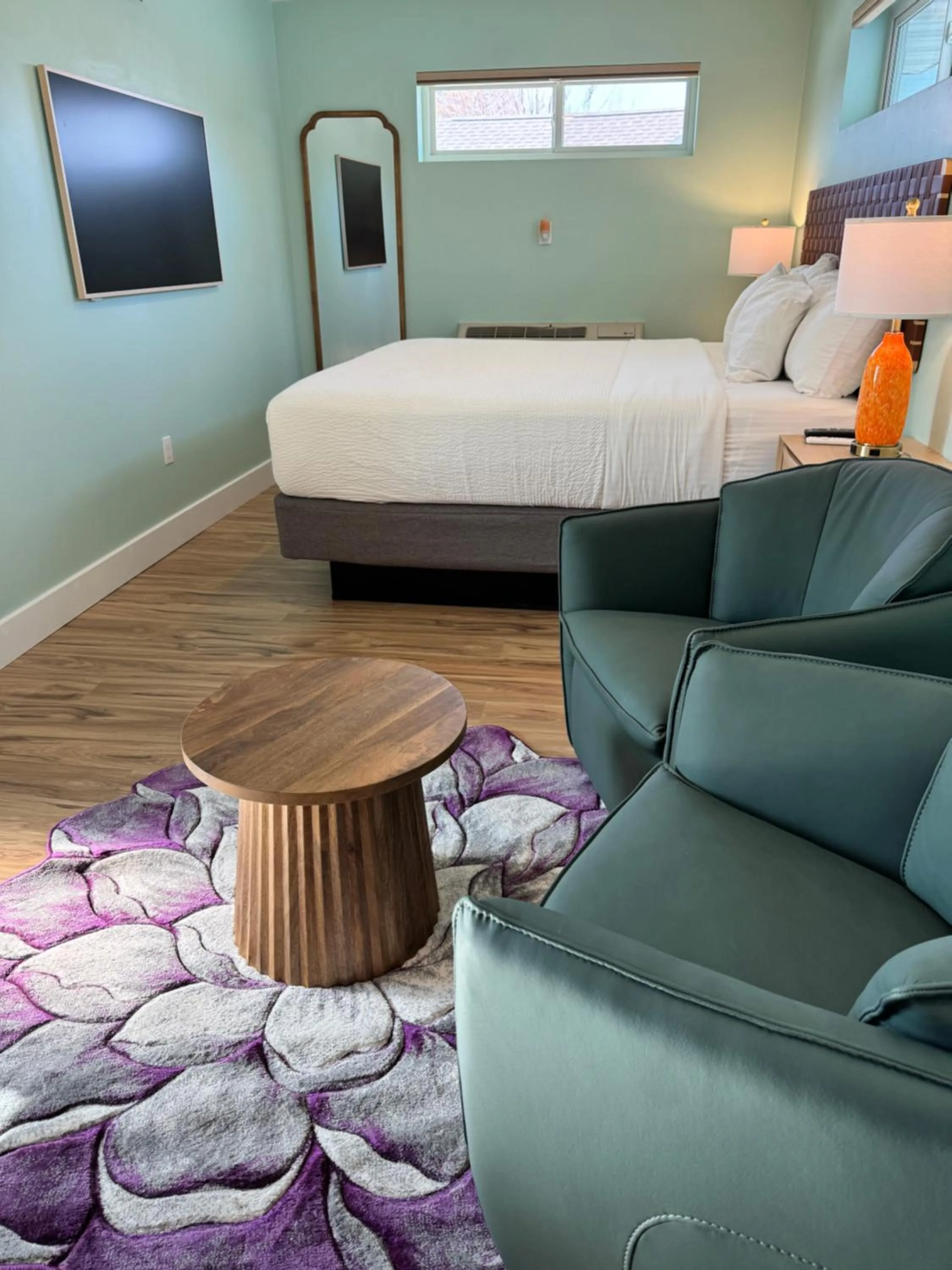 Seating area, Bed in Julie's Park Cafe & Motel