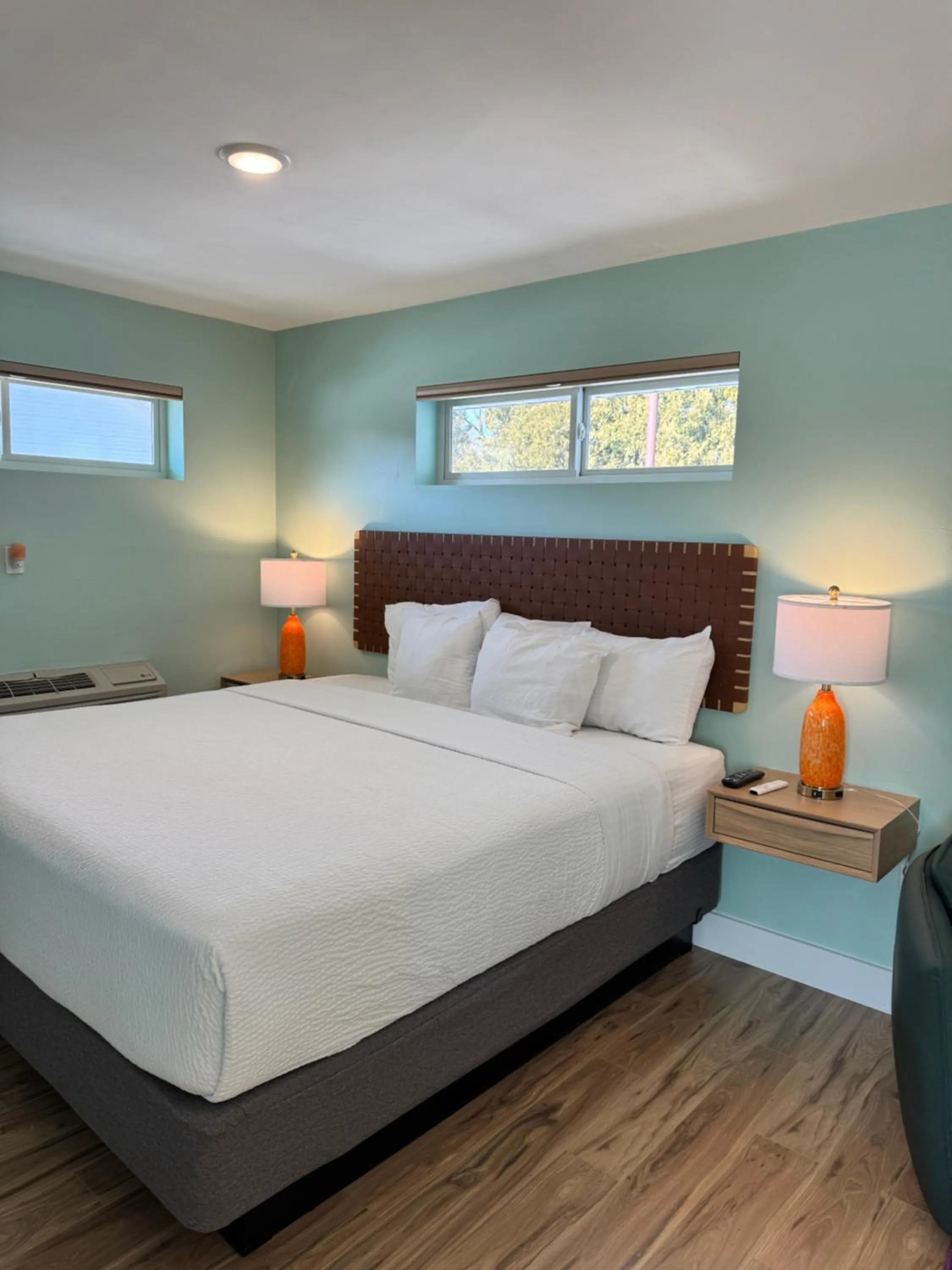 Bed in Julie's Park Cafe & Motel