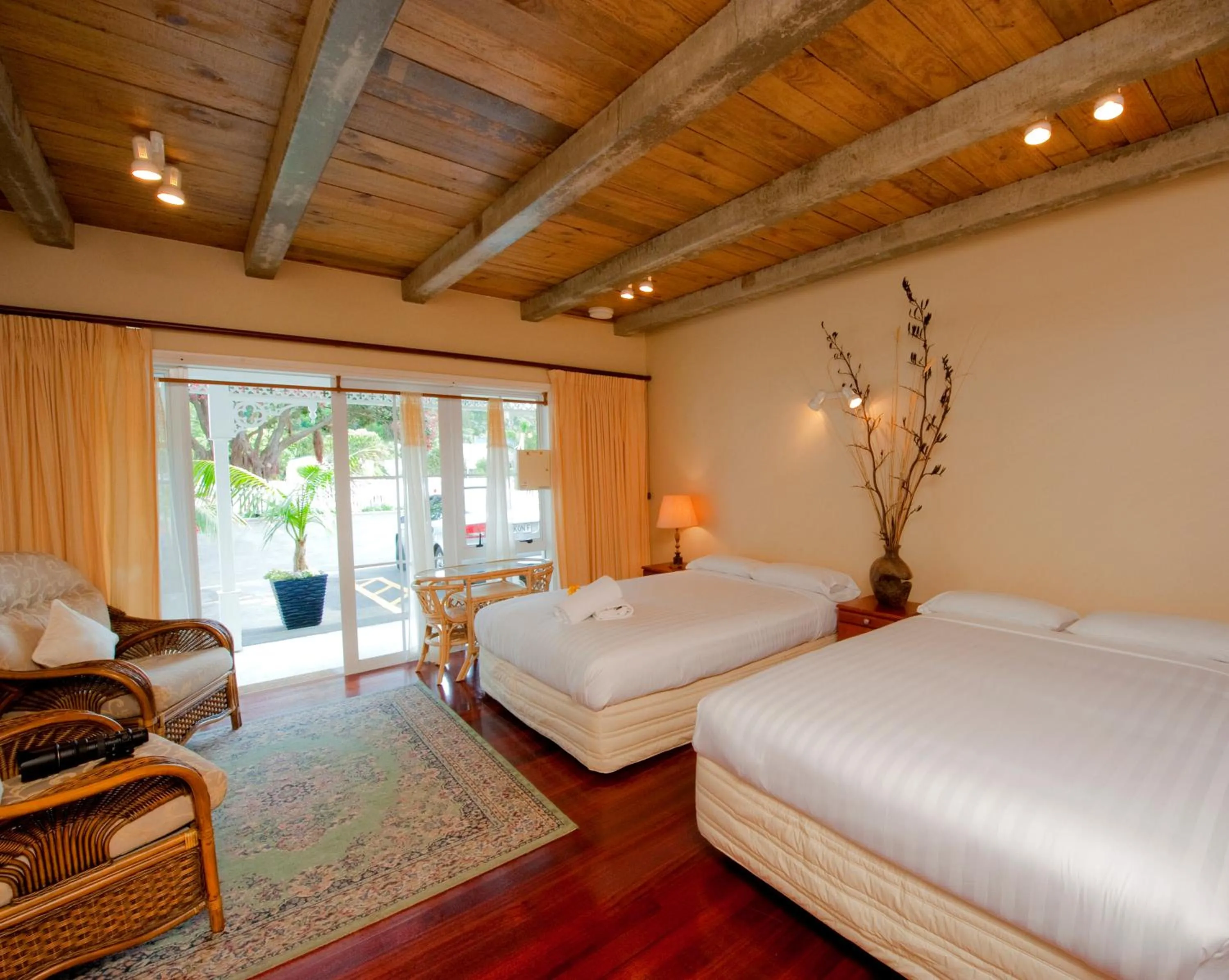 Photo of the whole room, Bed in Seaport Village