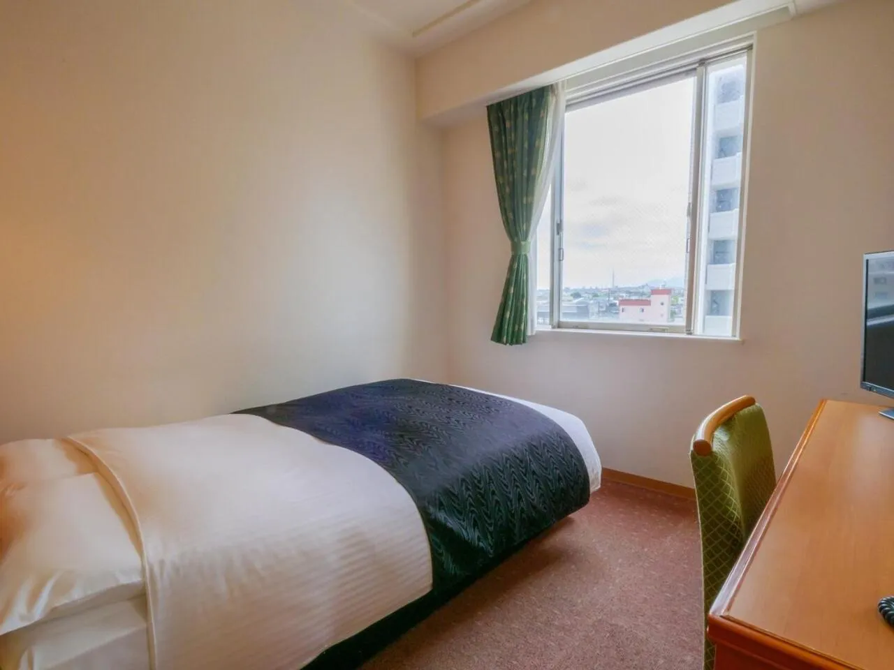 Photo of the whole room, Bed in APA Hotel Miyazaki Nobeoka Ekimae