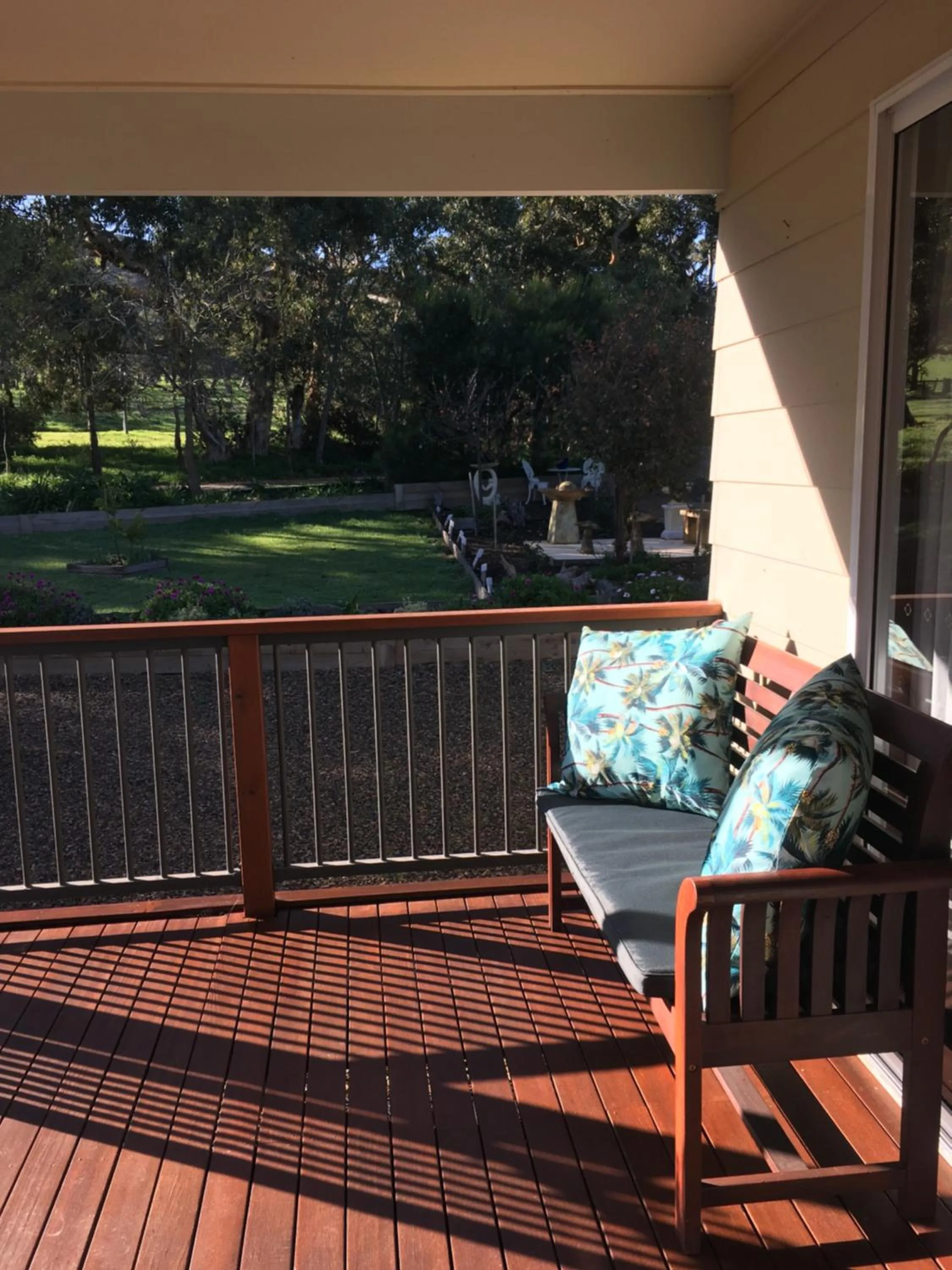 Garden view in Lazy Days Cottage - Victor Harbor