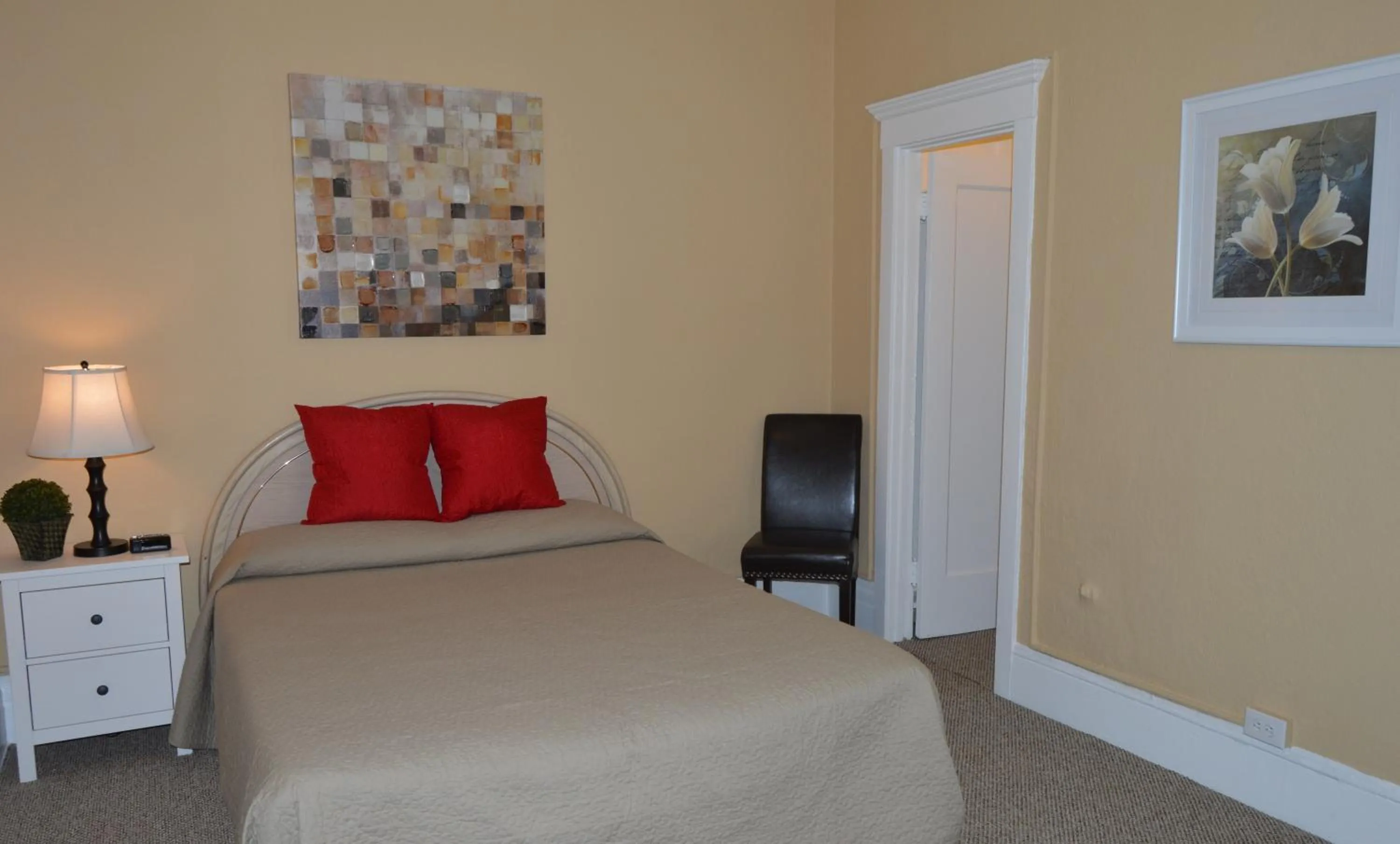 Bed in SF Plaza Hotel