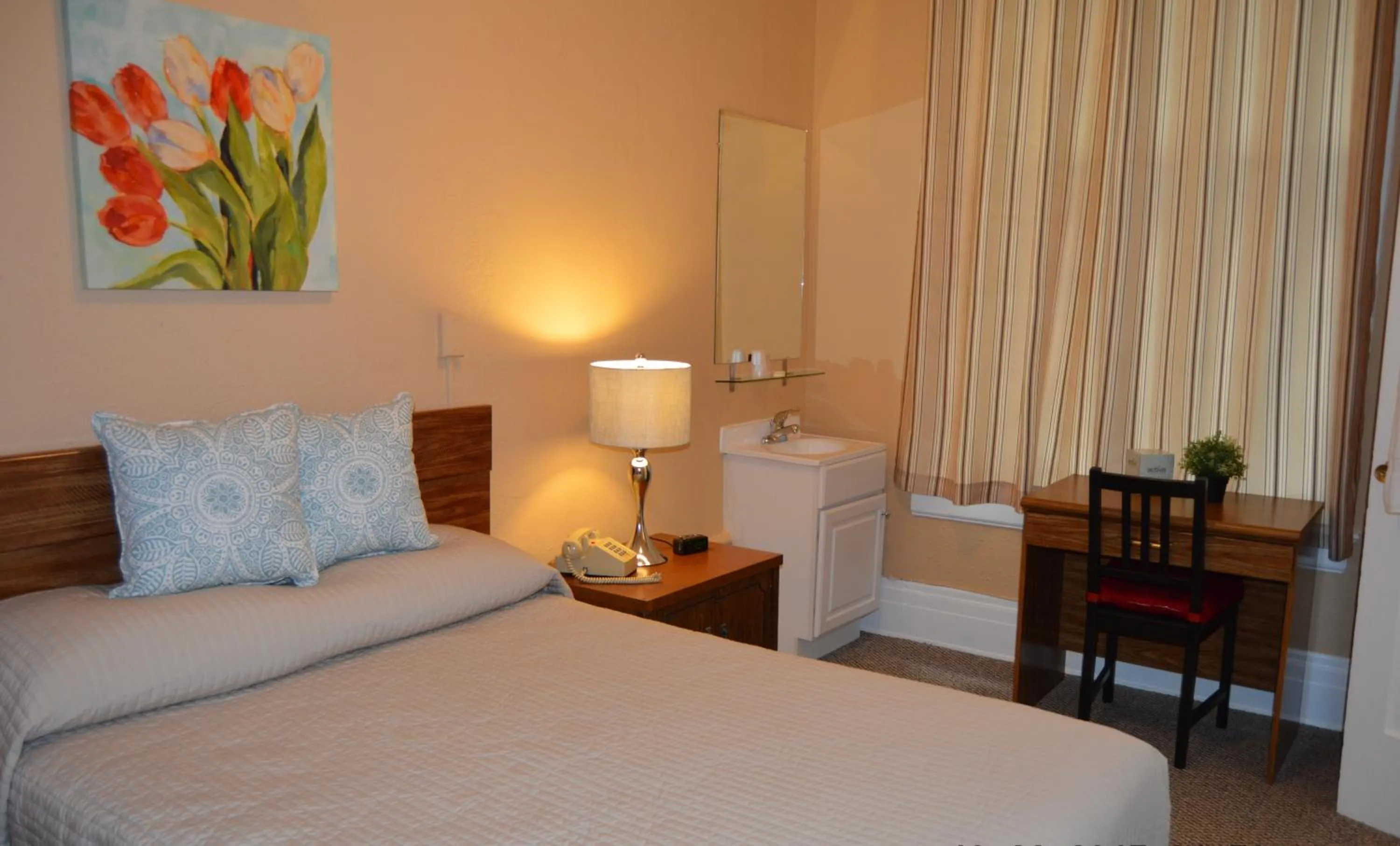 Bedroom, Bed in SF Plaza Hotel