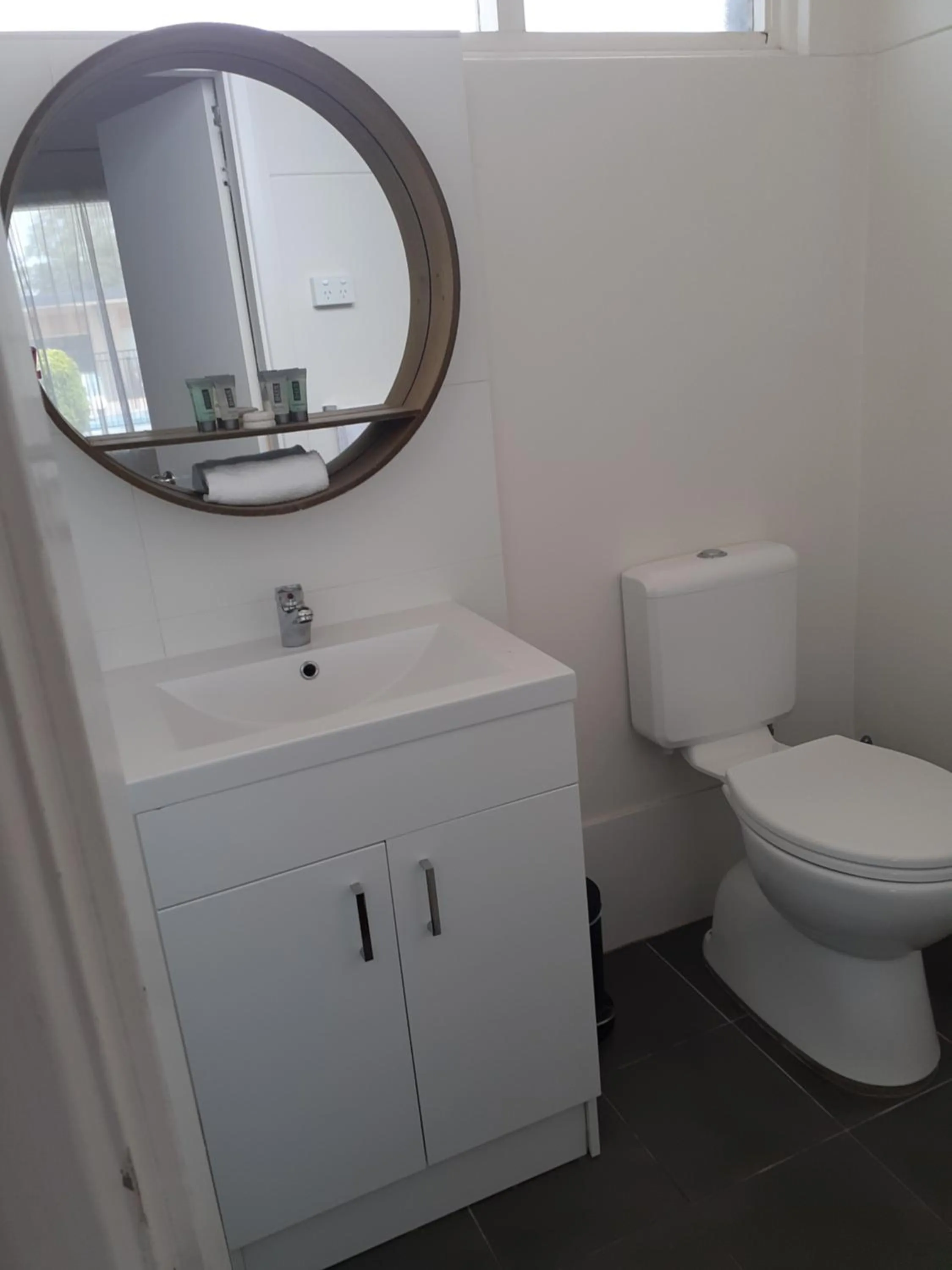 Bathroom in Belmont Palms Motel