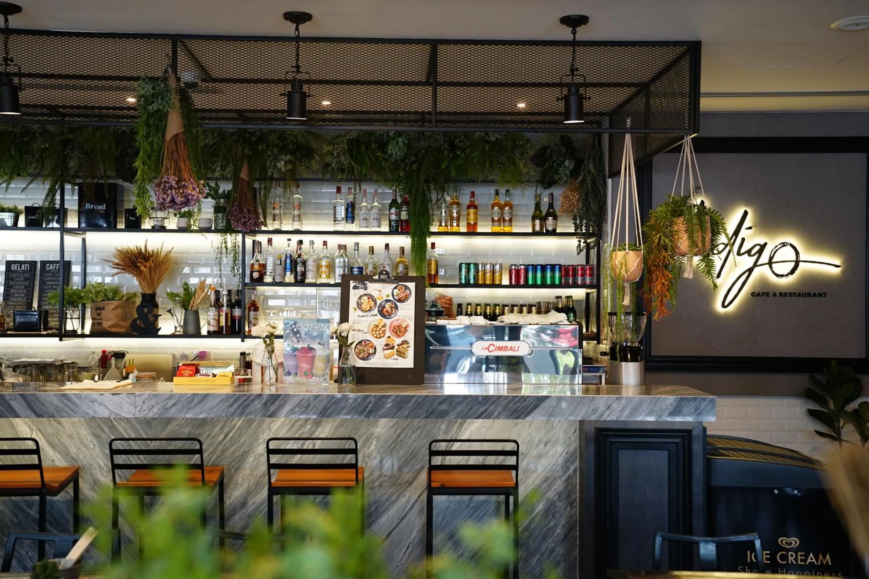 Restaurant/places to eat in 130 Hotel & Residence Bangkok