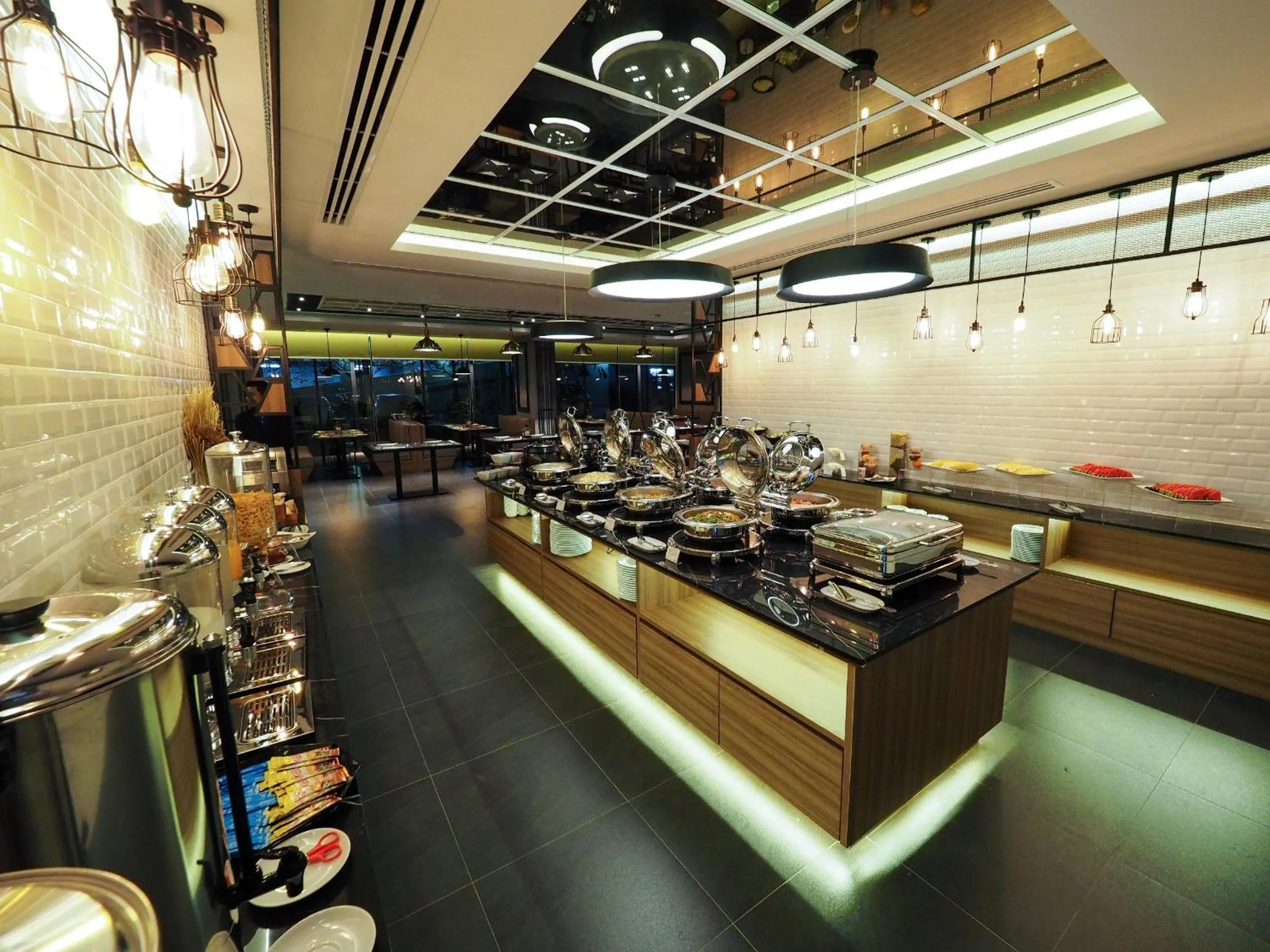 Restaurant/places to eat in 130 Hotel & Residence Bangkok