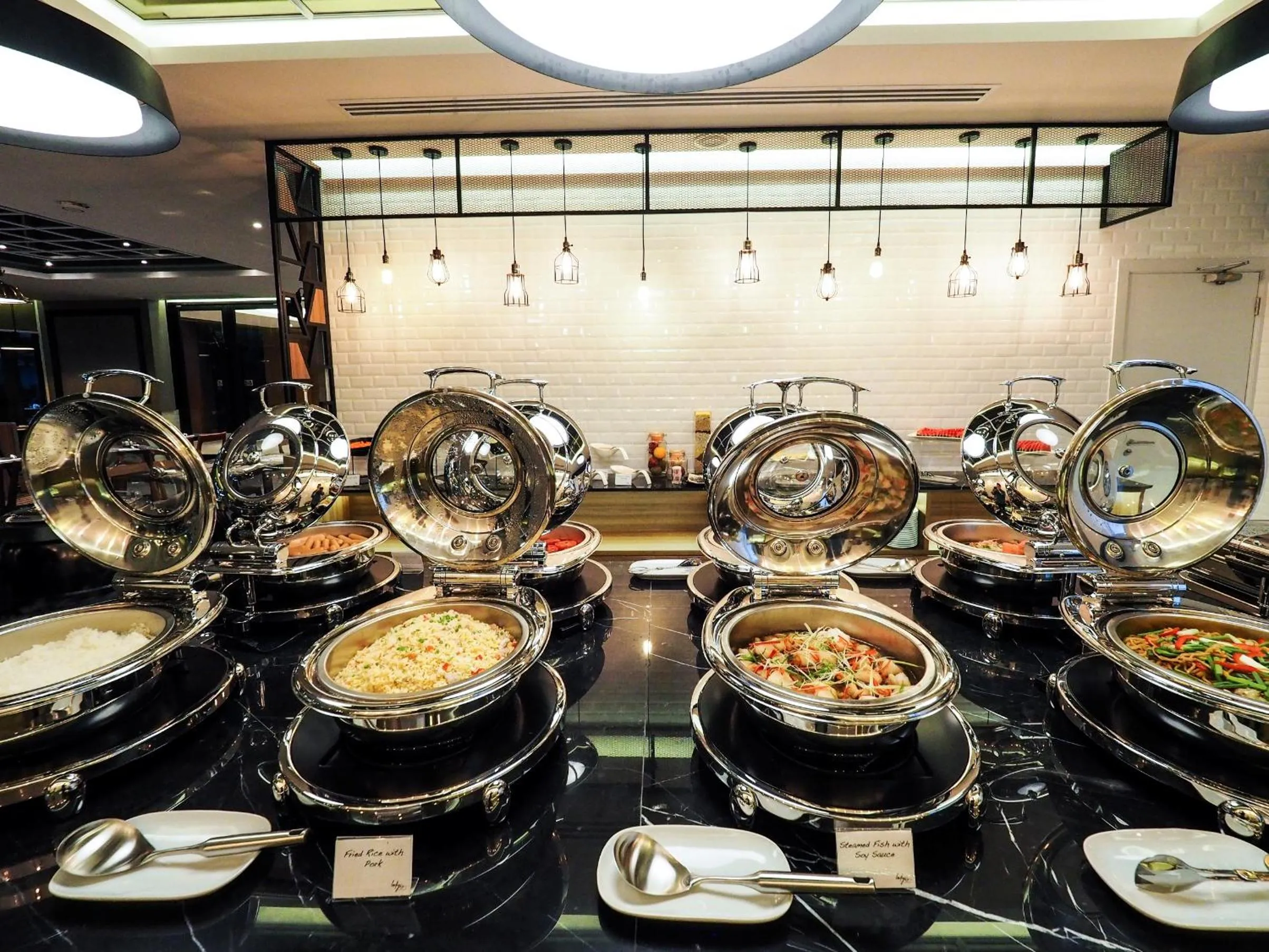 Restaurant/places to eat in 130 Hotel & Residence Bangkok