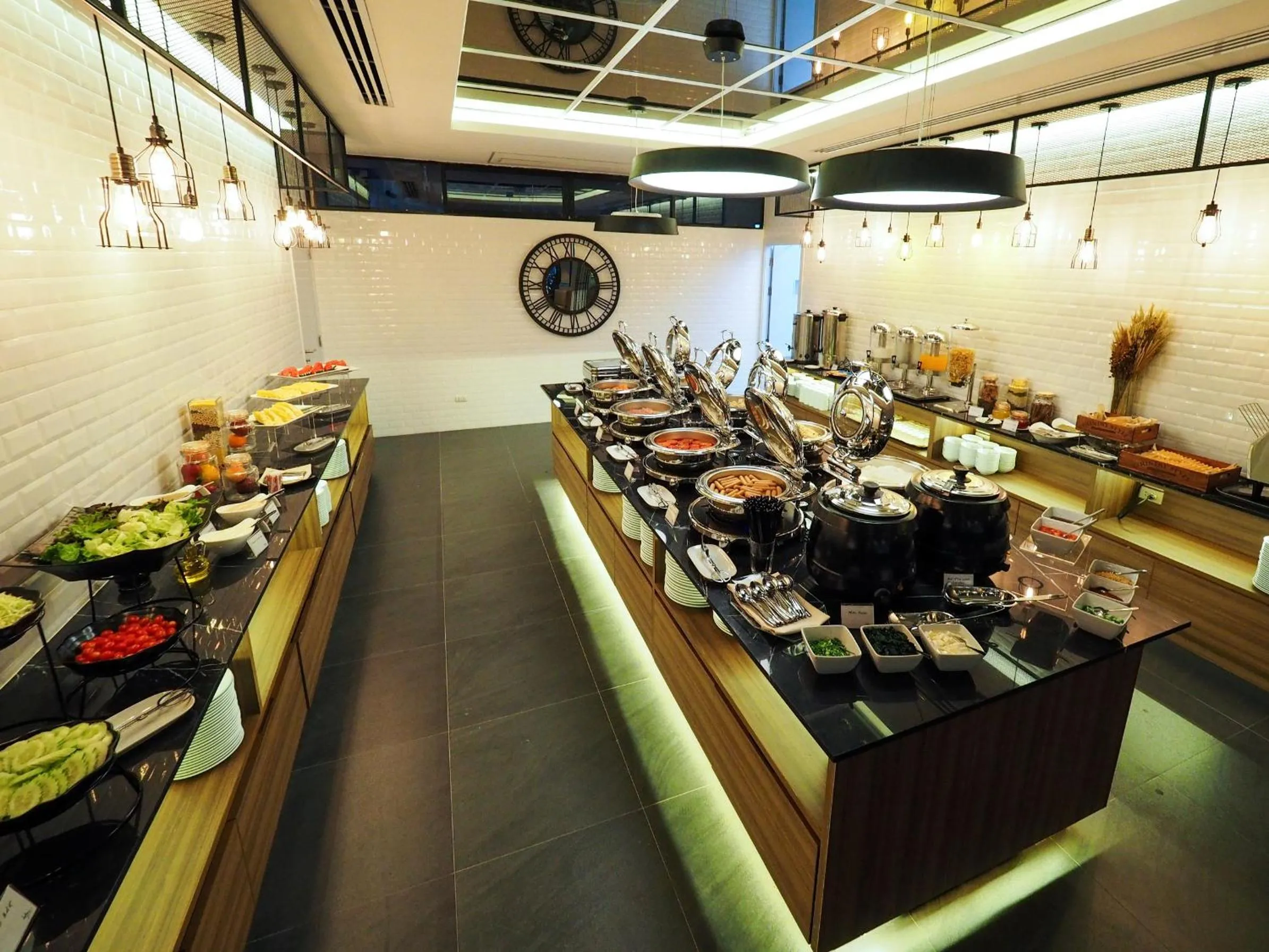 Restaurant/places to eat in 130 Hotel & Residence Bangkok