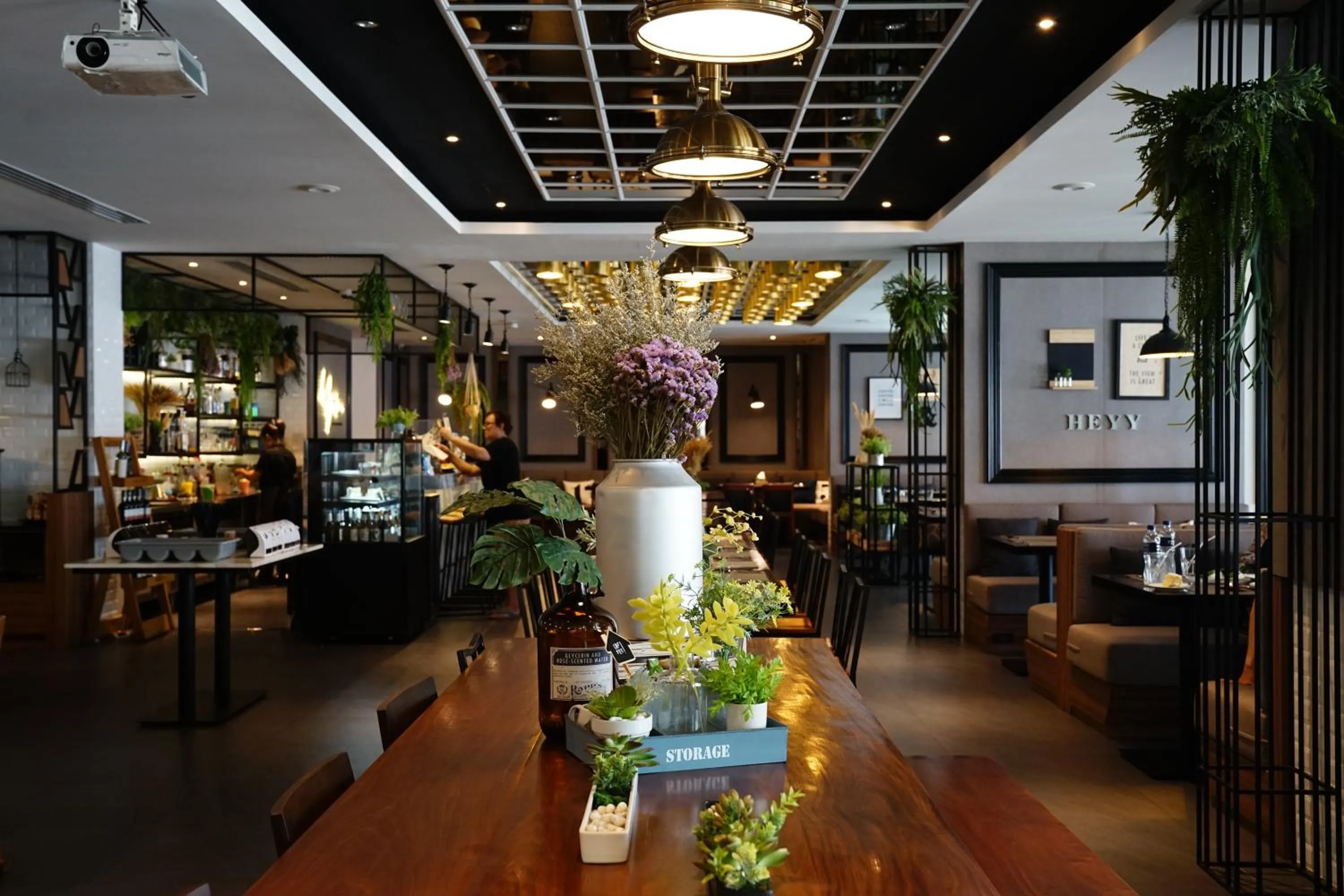Restaurant/places to eat in 130 Hotel & Residence Bangkok