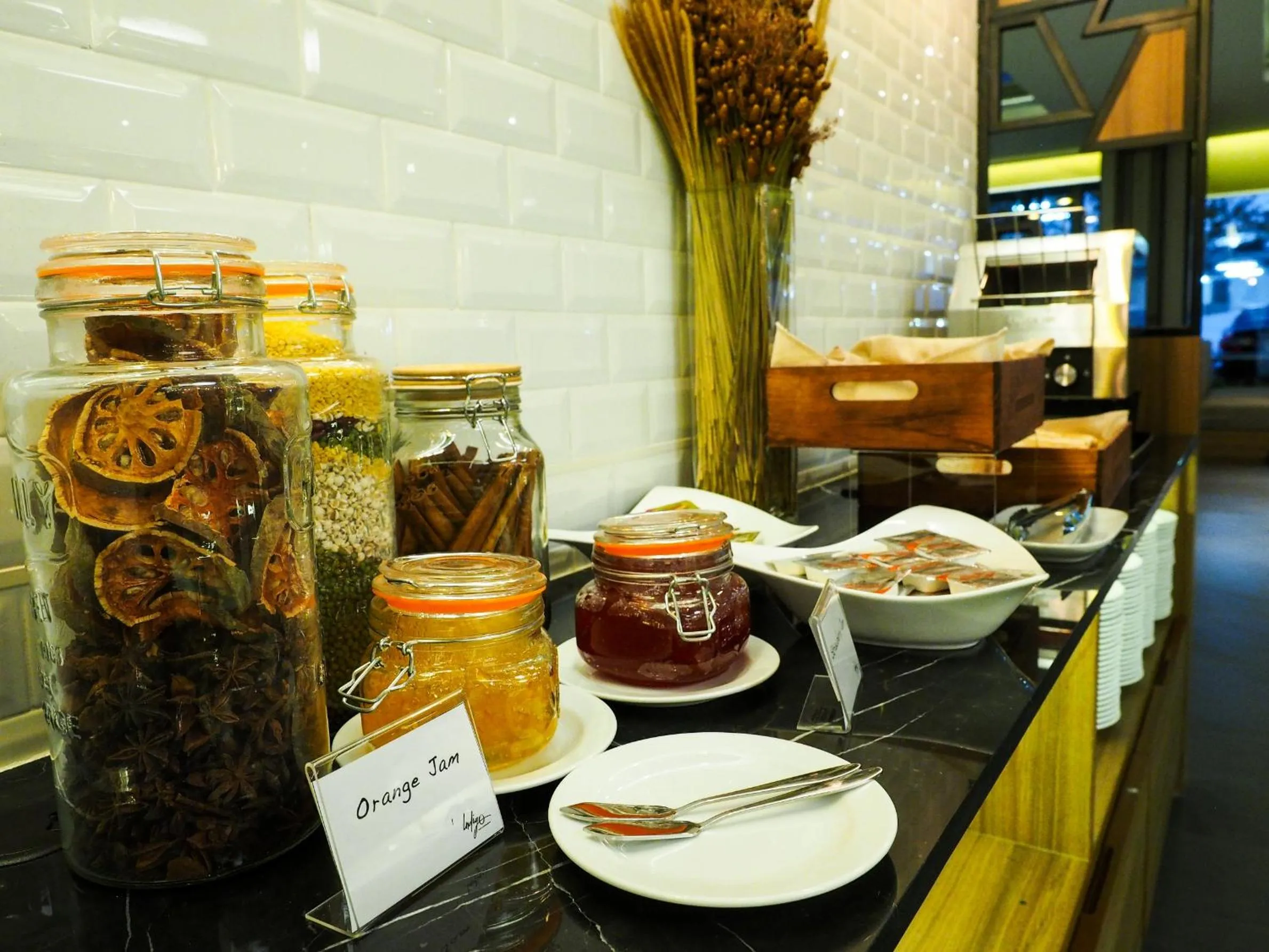 Restaurant/places to eat in 130 Hotel & Residence Bangkok