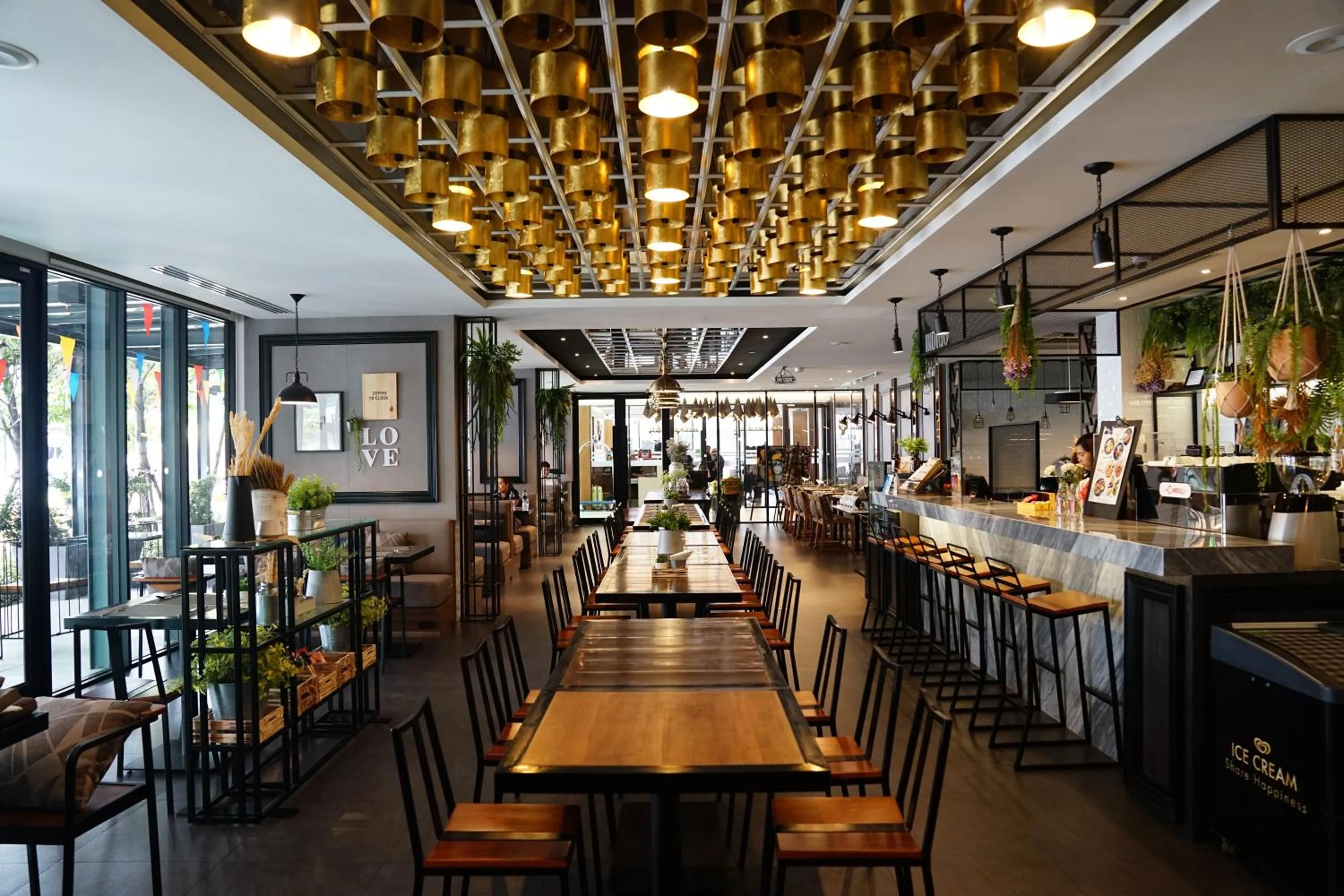 Restaurant/places to eat in 130 Hotel & Residence Bangkok