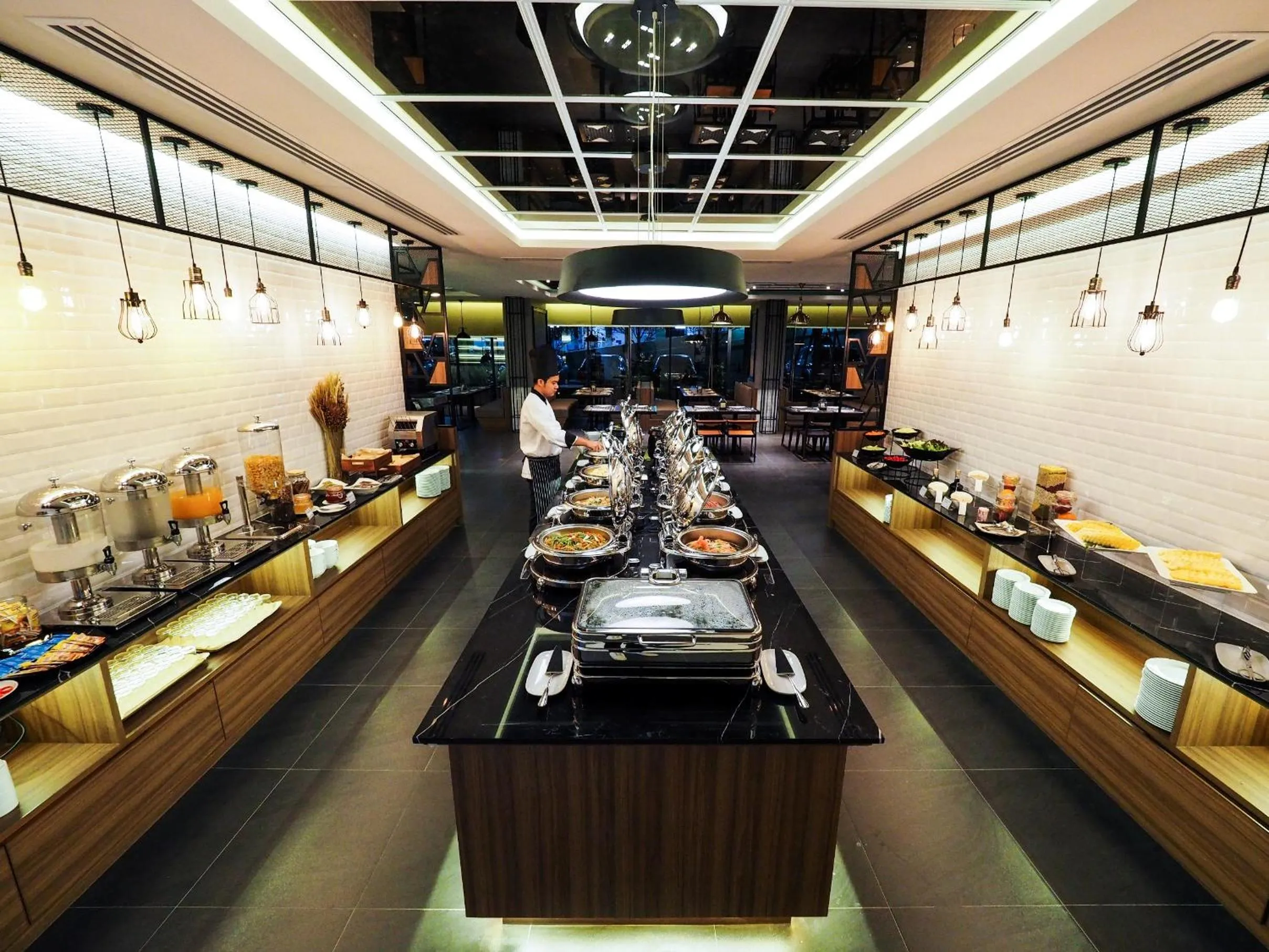 Restaurant/places to eat in 130 Hotel & Residence Bangkok