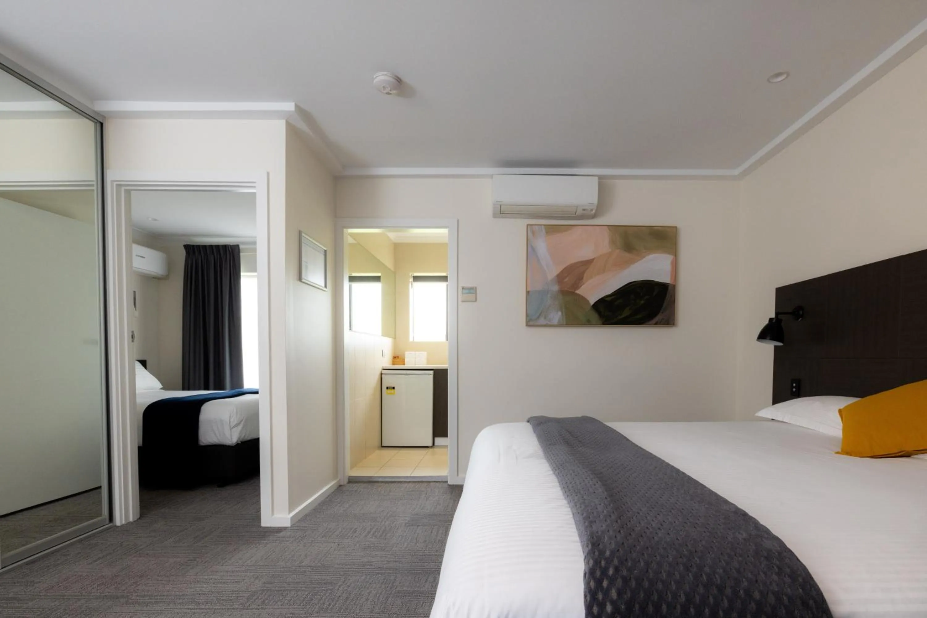 Photo of the whole room, Bed in Mick O'Sheas