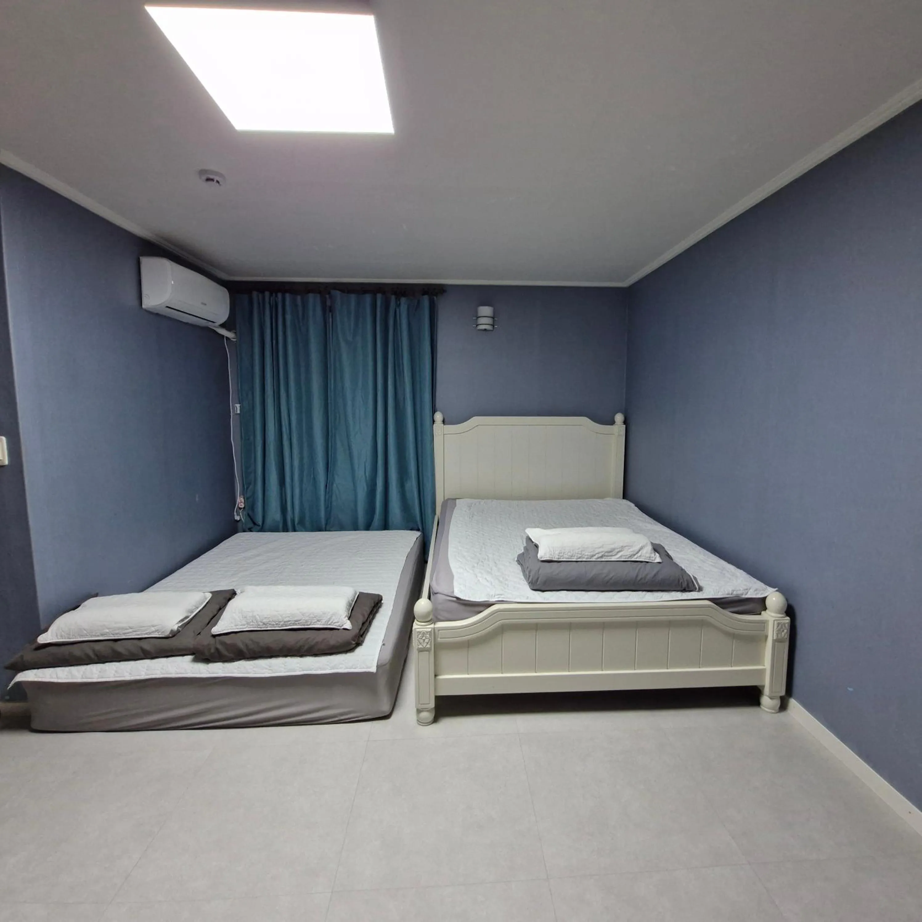 Bed in Morning Beach Pension