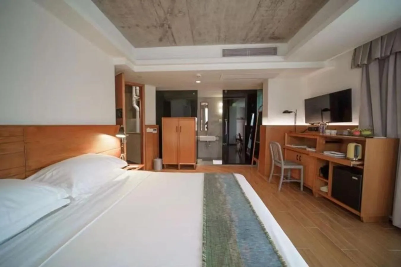 Photo of the whole room, Bed in Zhuhai Bei Shan Ju Art Hotel