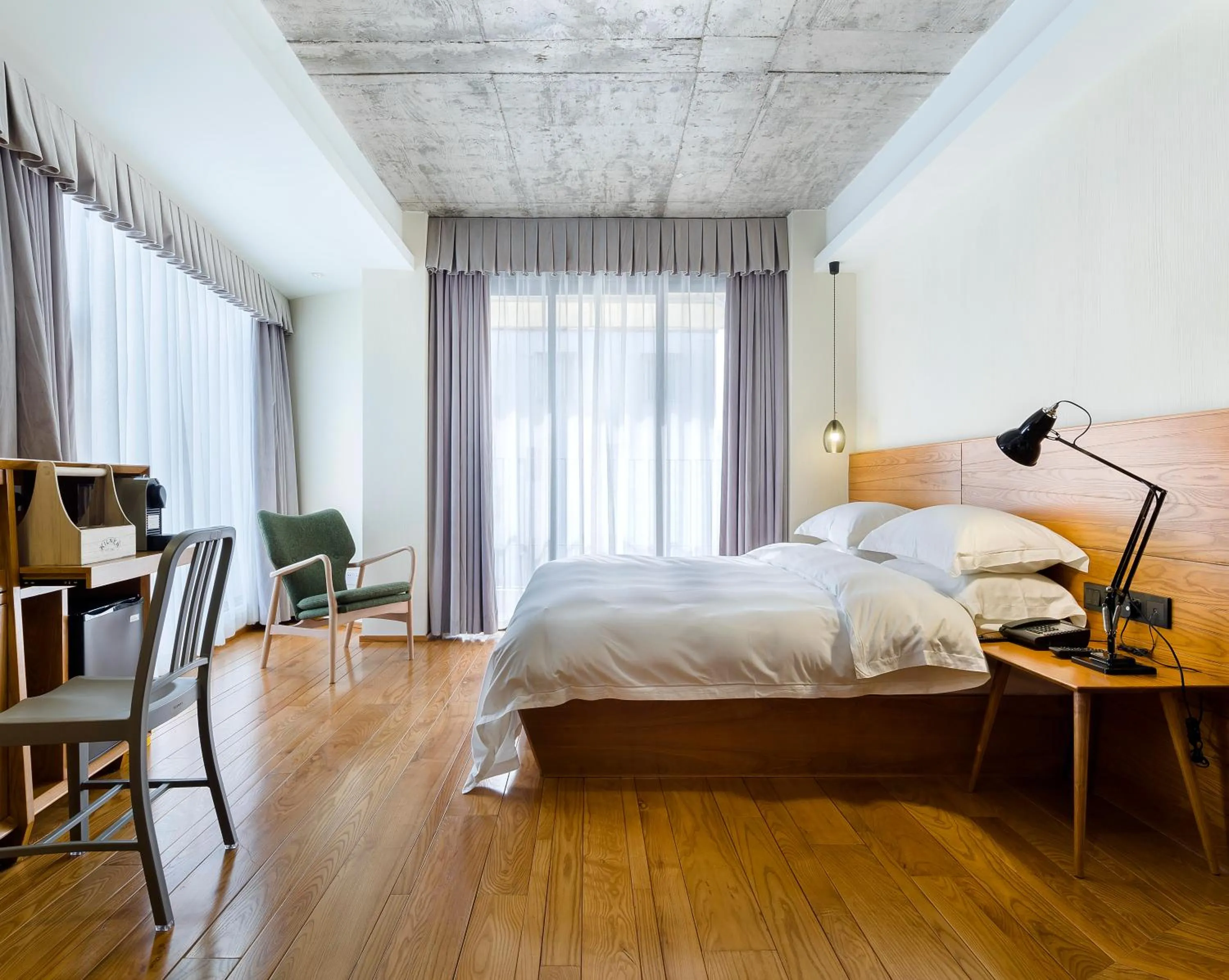 Photo of the whole room, Bed in Zhuhai Bei Shan Ju Art Hotel