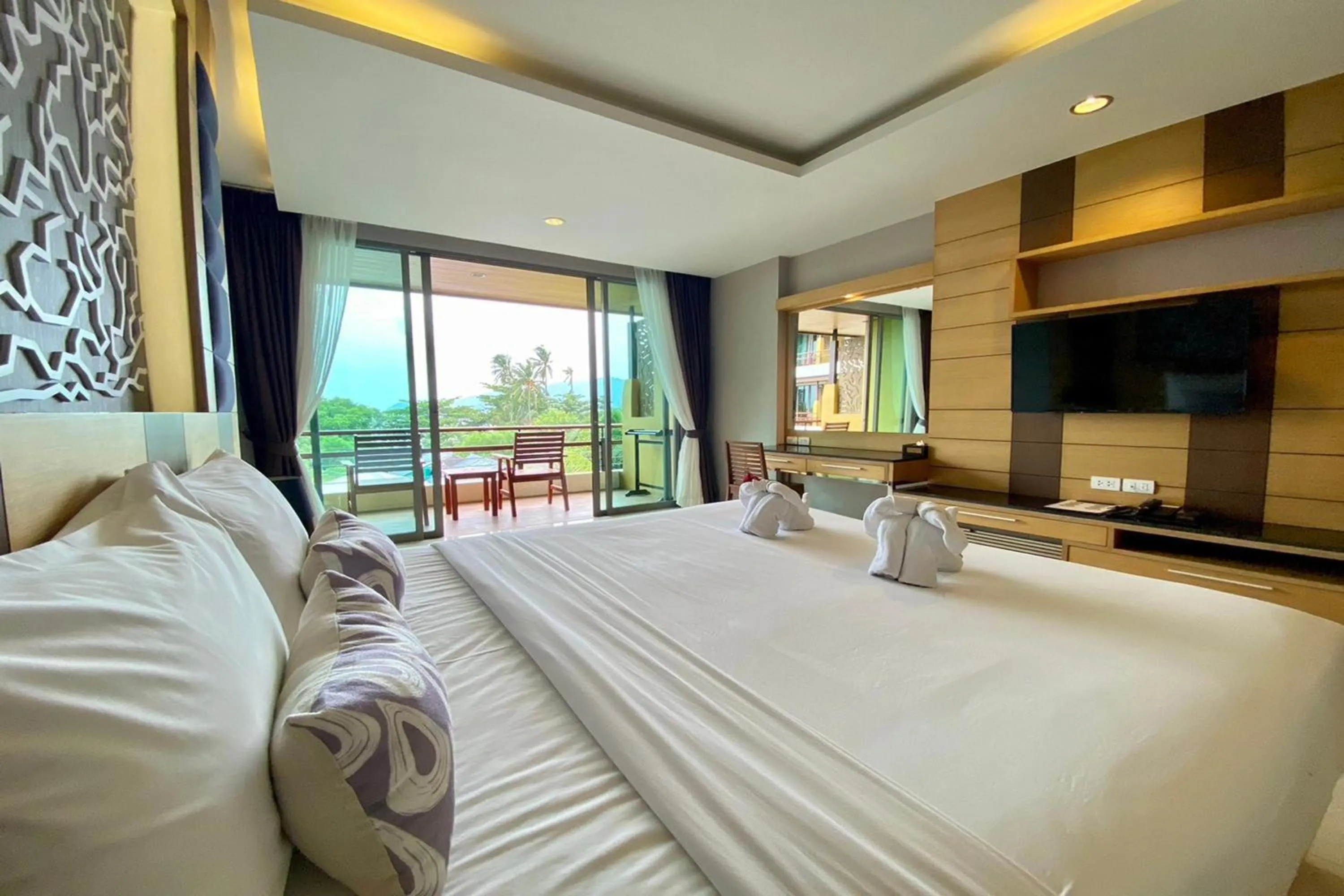 Bedroom, Bed in Aqua Resort Phuket - Near Beach and Chalong Pier