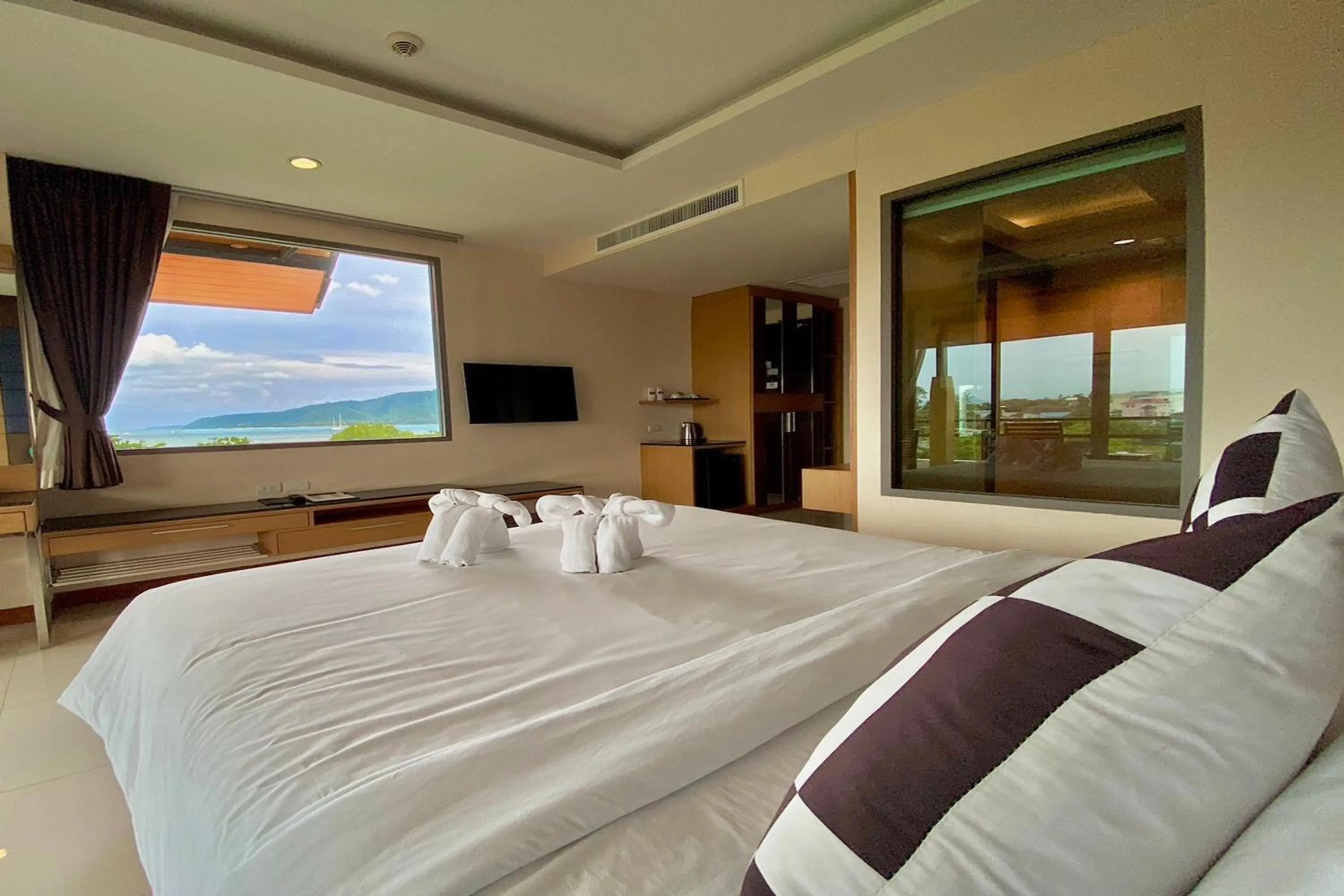 Bedroom, Bed in Aqua Resort Phuket - Near Beach and Chalong Pier