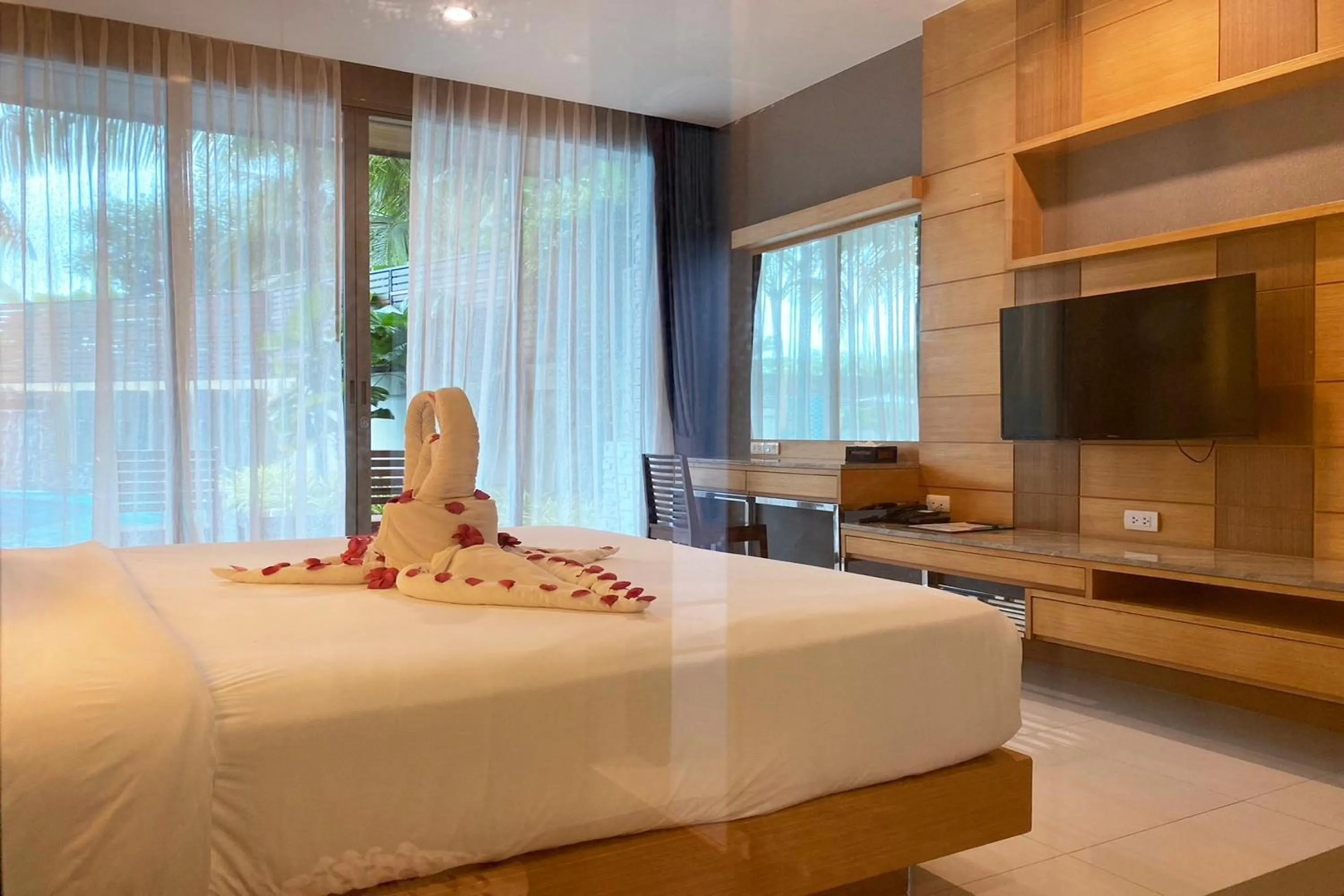 Bedroom, Bed in Aqua Resort Phuket - Near Beach and Chalong Pier