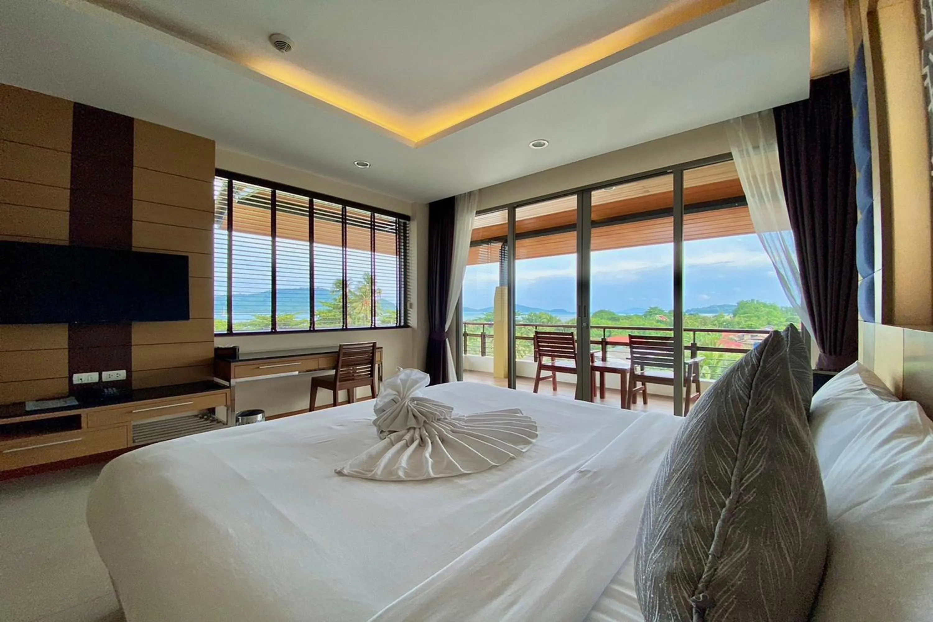 Bedroom, Bed in Aqua Resort Phuket - Near Beach and Chalong Pier