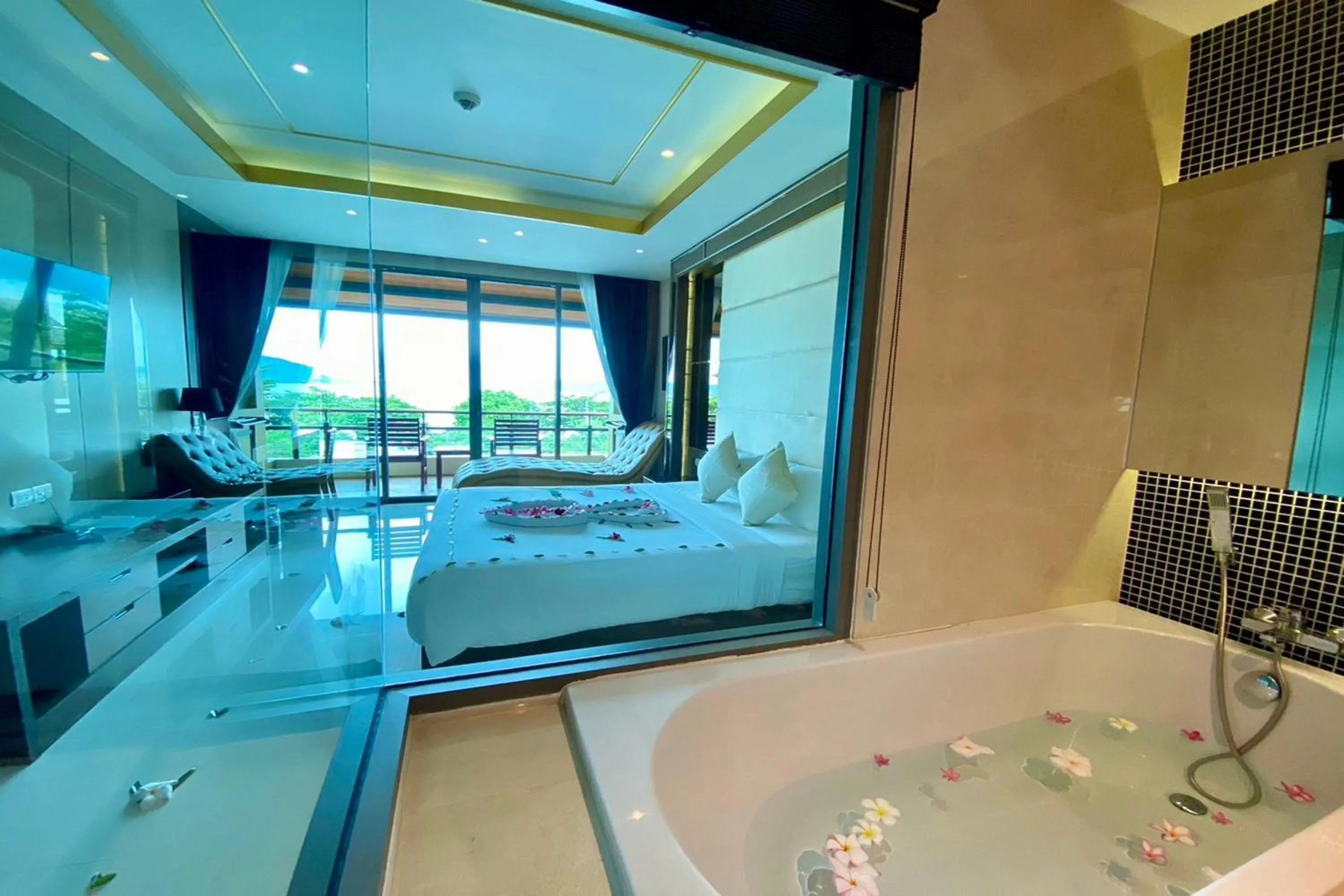 Bathroom, Bed in Aqua Resort Phuket - Near Beach and Chalong Pier