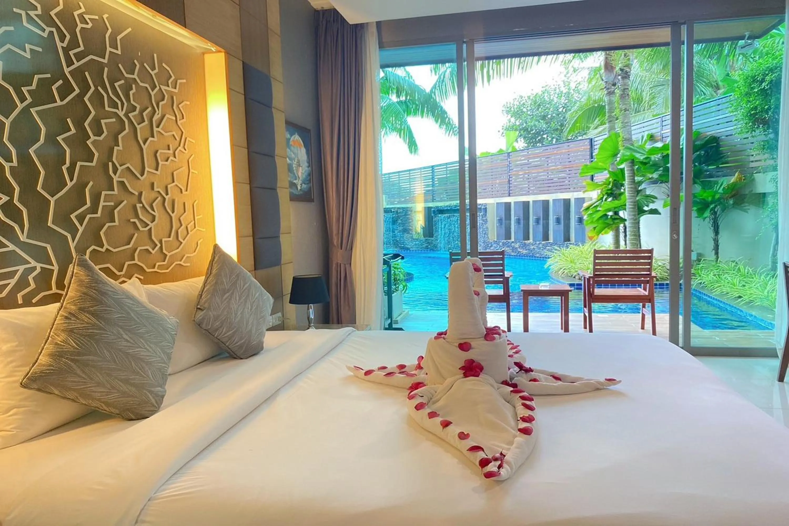 Bedroom, Bed in Aqua Resort Phuket - Near Beach and Chalong Pier