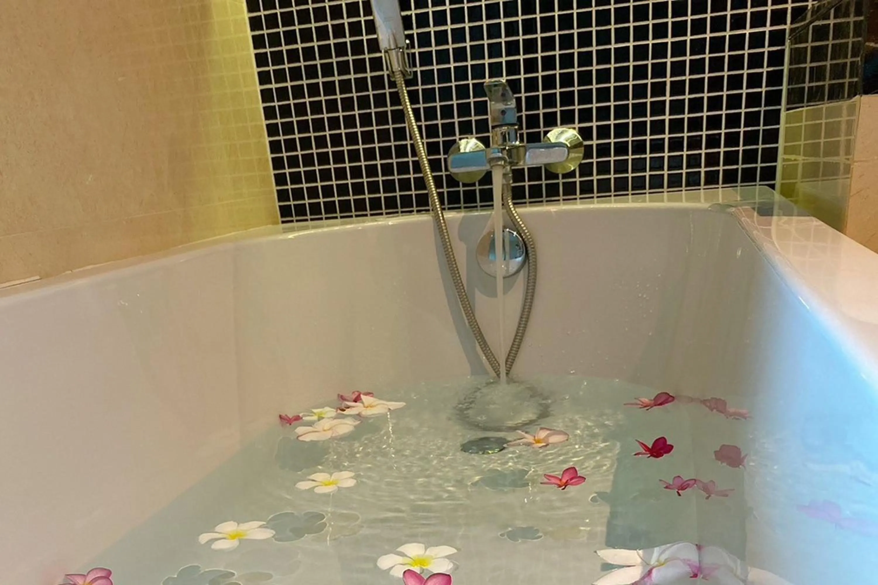 Bath in Aqua Resort Phuket - Near Beach and Chalong Pier