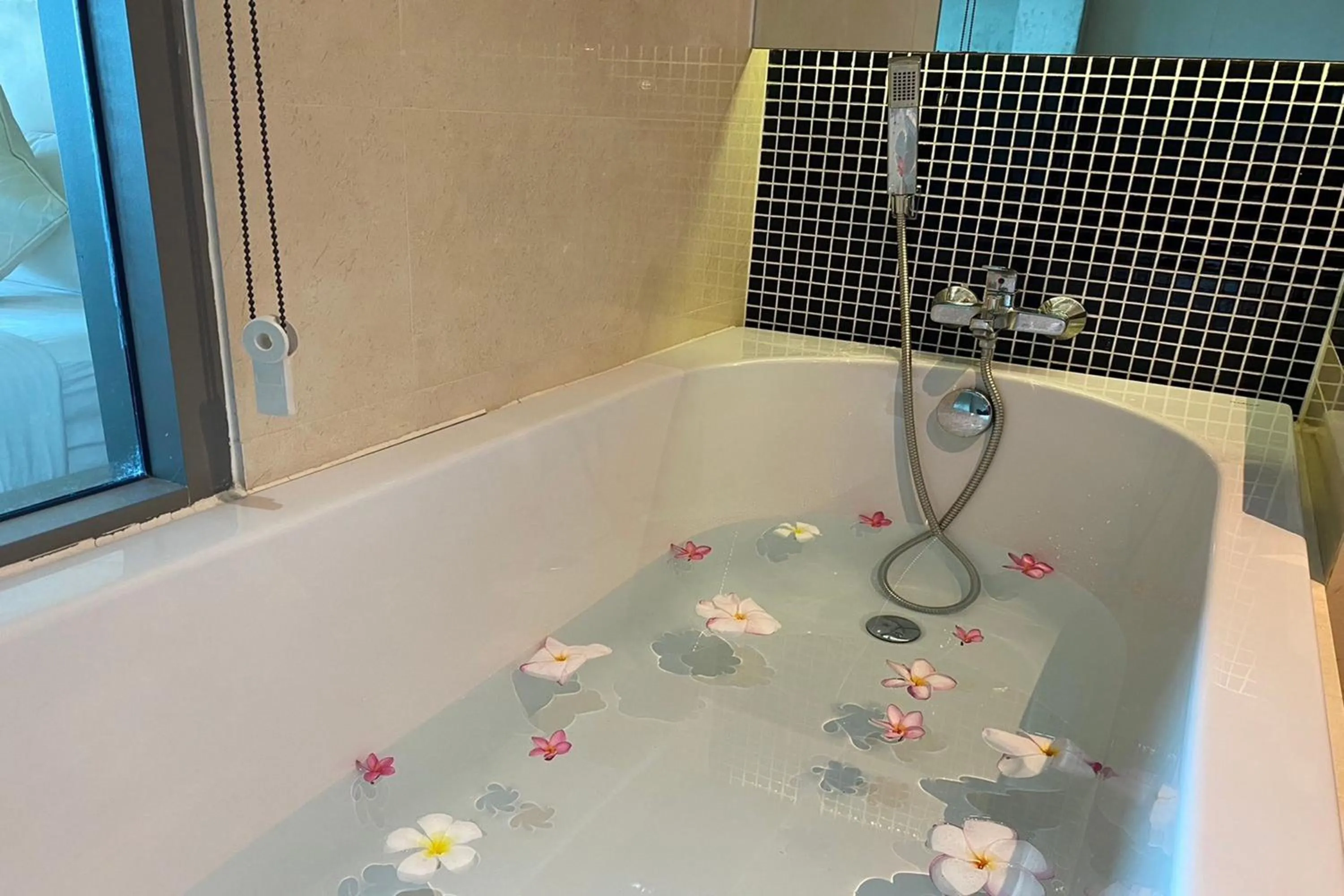 Bath in Aqua Resort Phuket - Near Beach and Chalong Pier