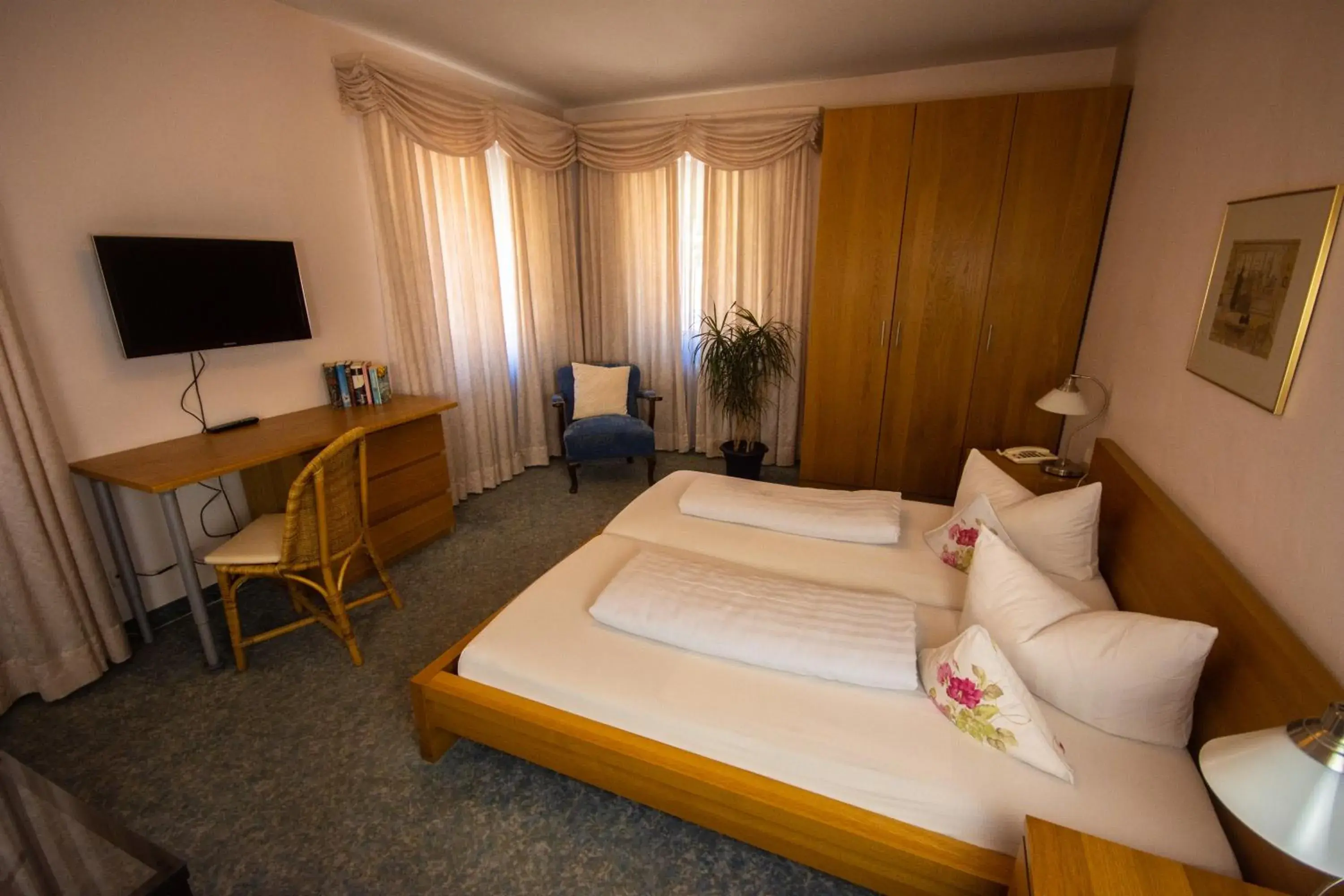 Deluxe Double Room with Shower in Kaiserstühler-Hof Deluxe Double Room with Shower in Kaiserstühler-Hof