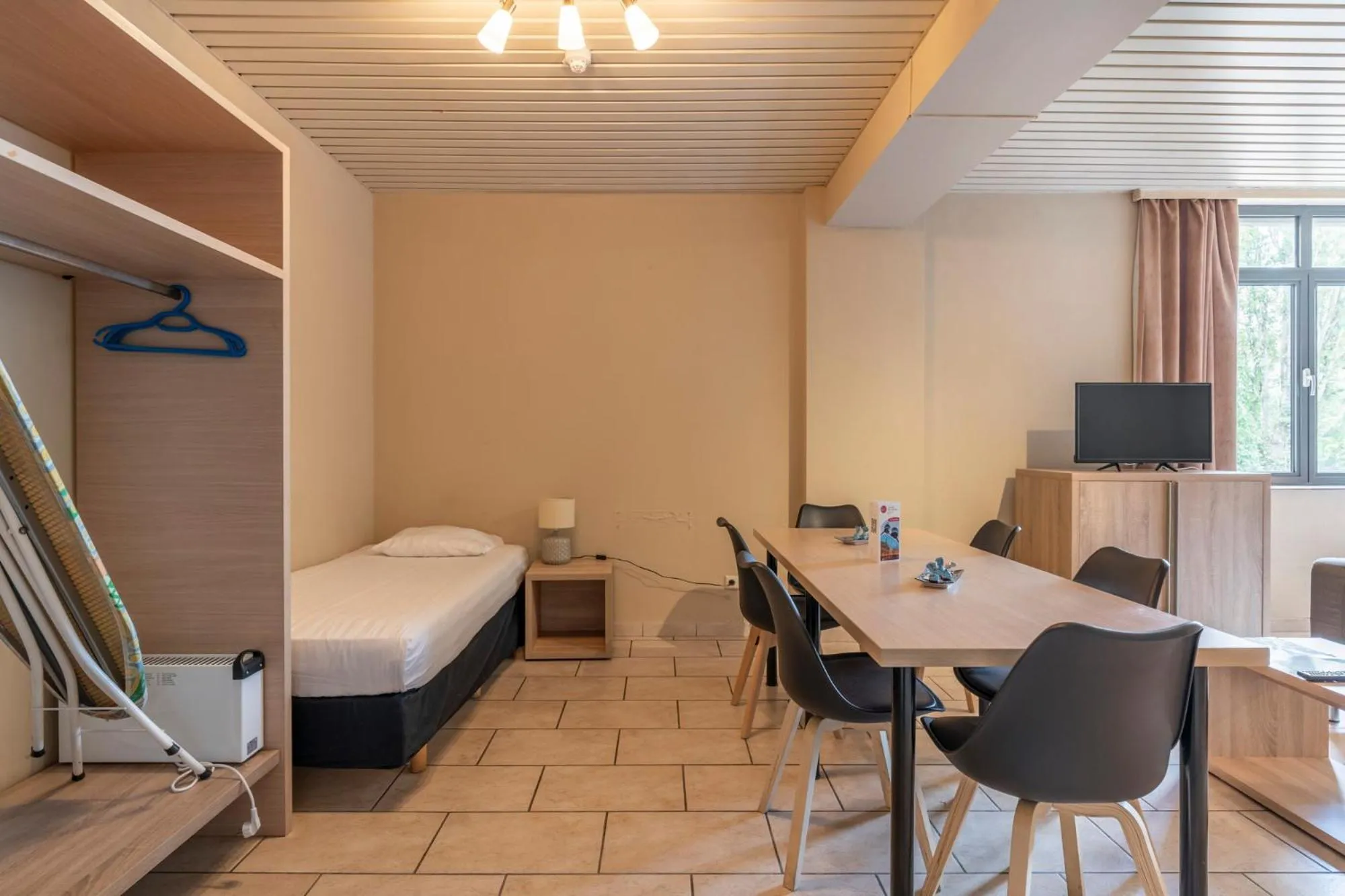 Communal lounge/ TV room, Bed in Condo Gardens Brussels