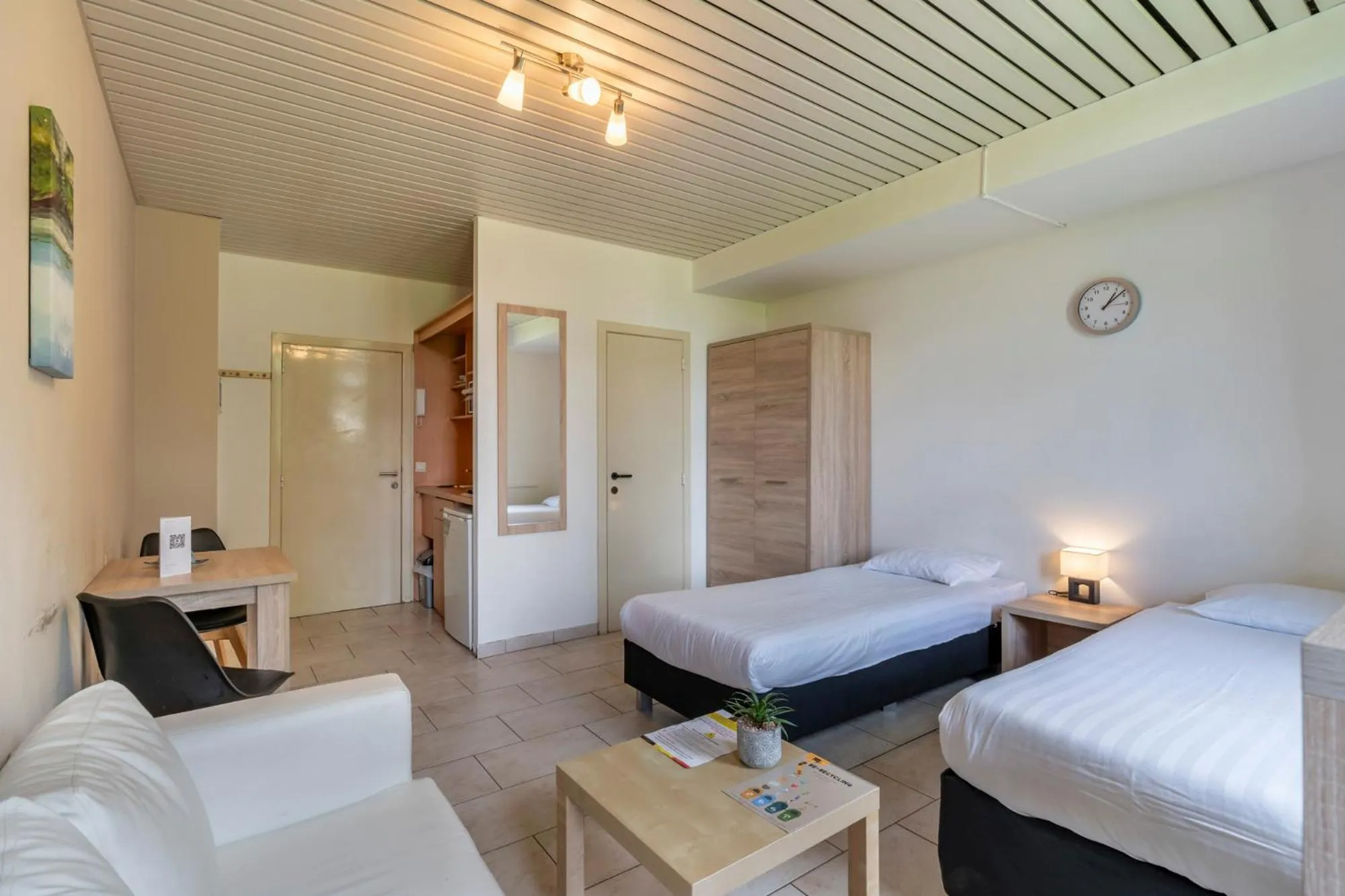 Photo of the whole room, Bed in Condo Gardens Brussels