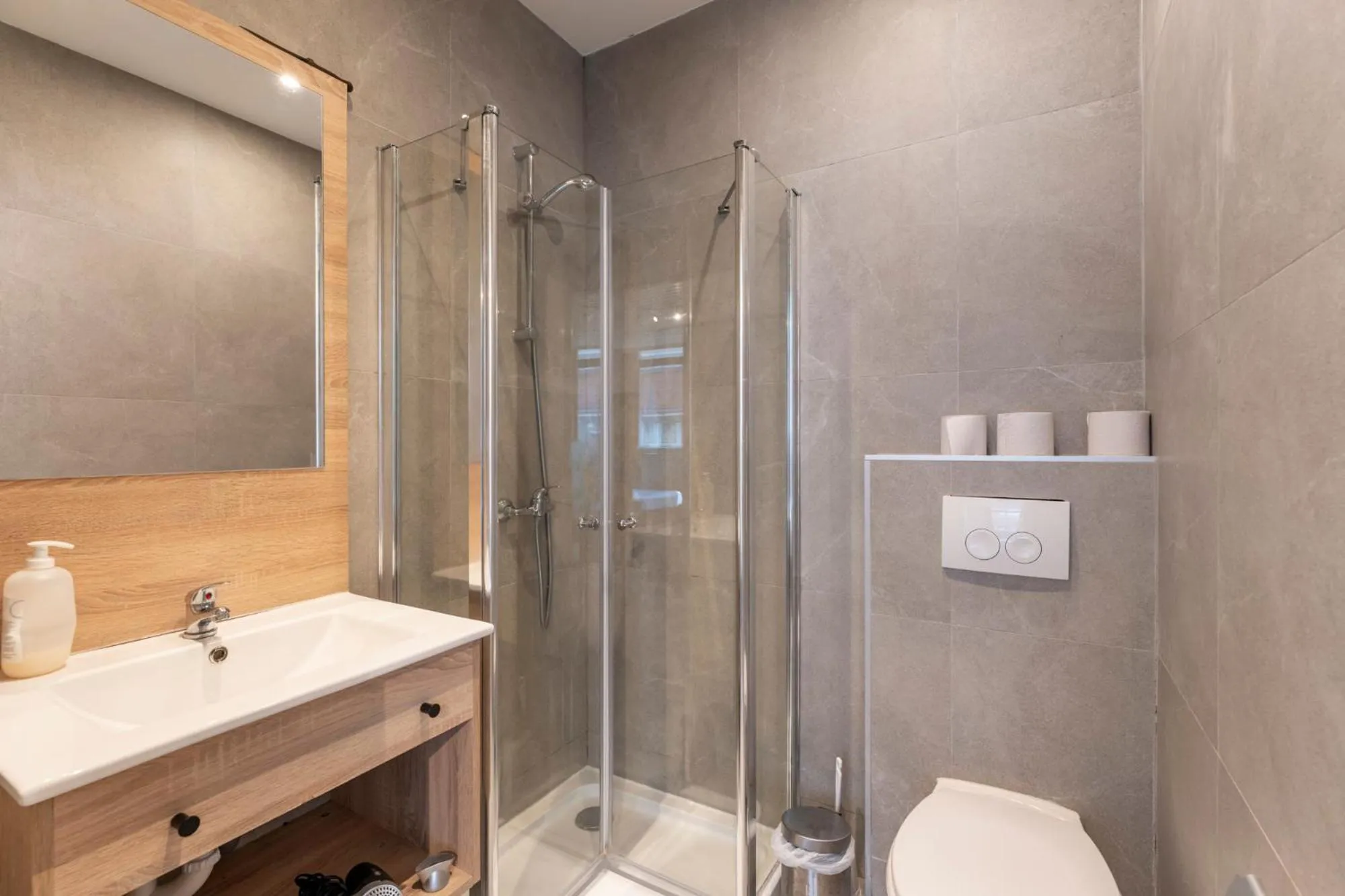 Shower in Condo Gardens Brussels