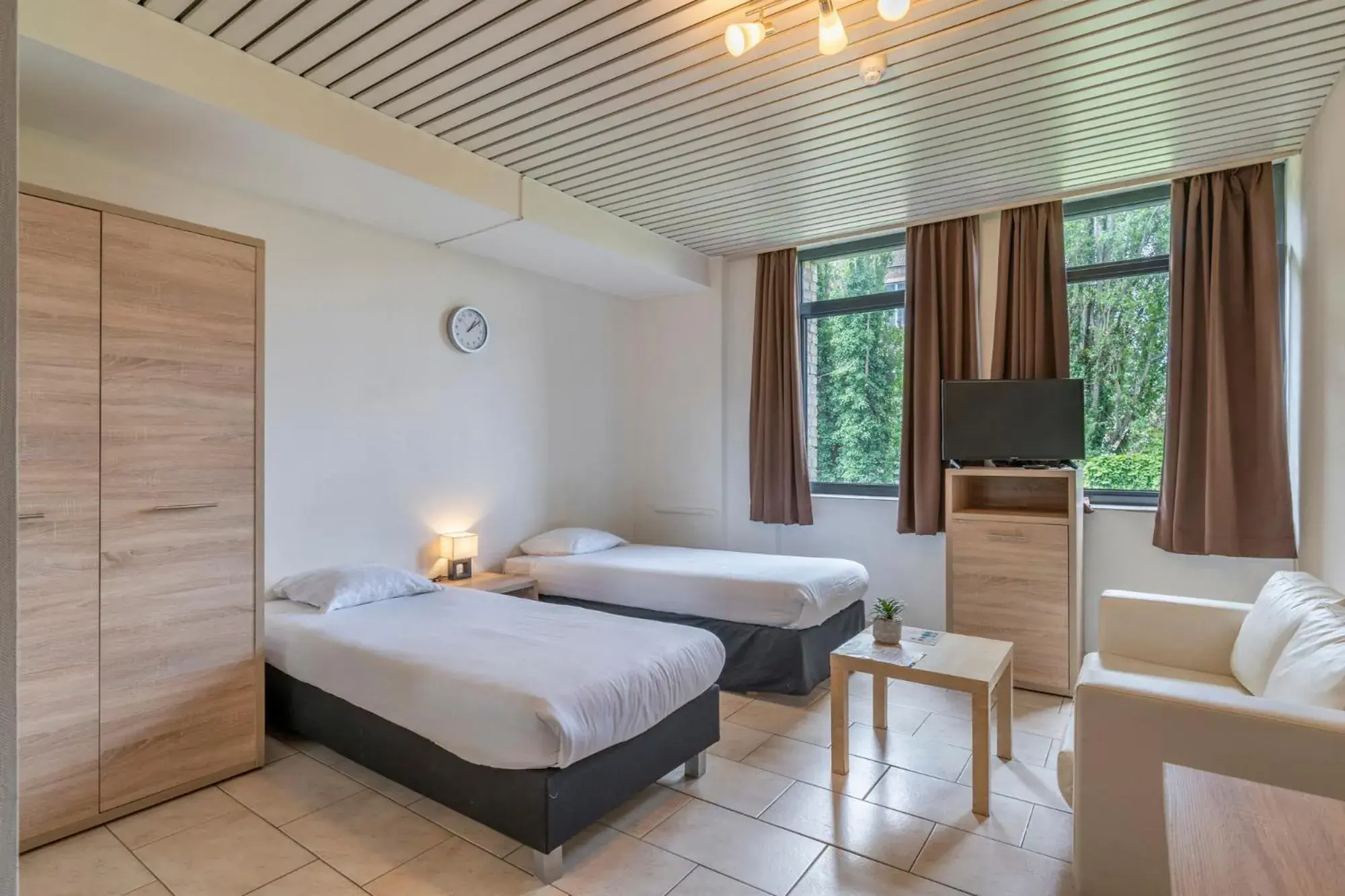 Executive Apartment Twin with daily cleaning in Condo Gardens Brussels Executive Apartment Twin with daily cleaning in Condo Gardens Brussels