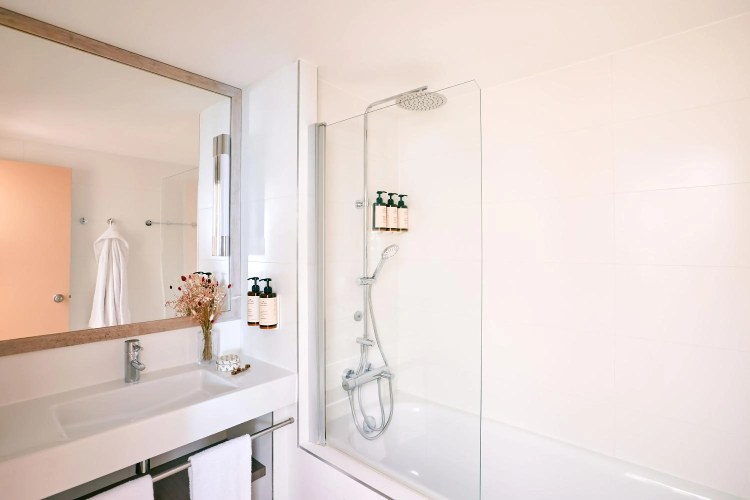 Bathroom in Hotel Indigo Bordeaux Centre Chartrons by IHG