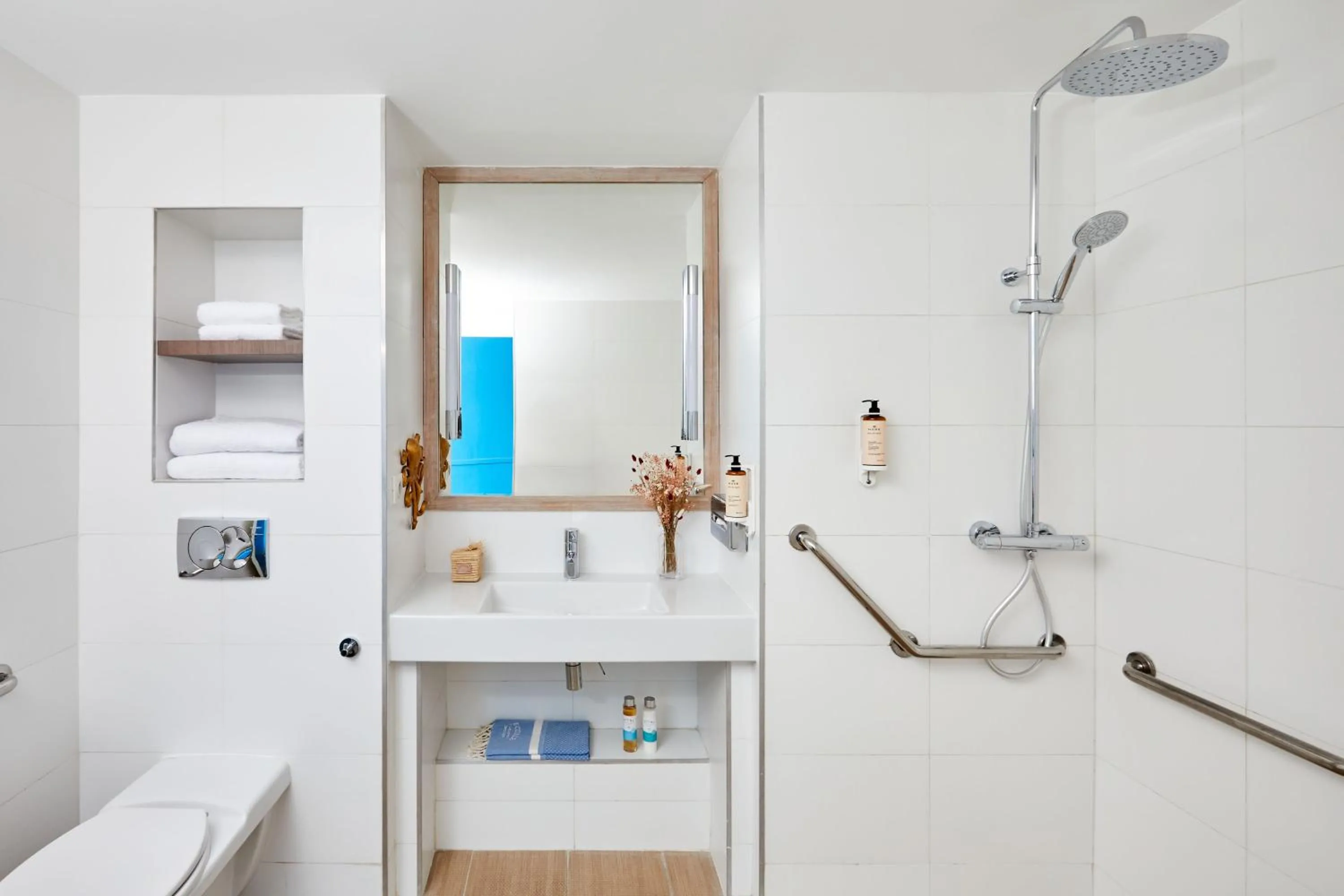 Shower in Hotel Indigo Bordeaux Centre Chartrons by IHG